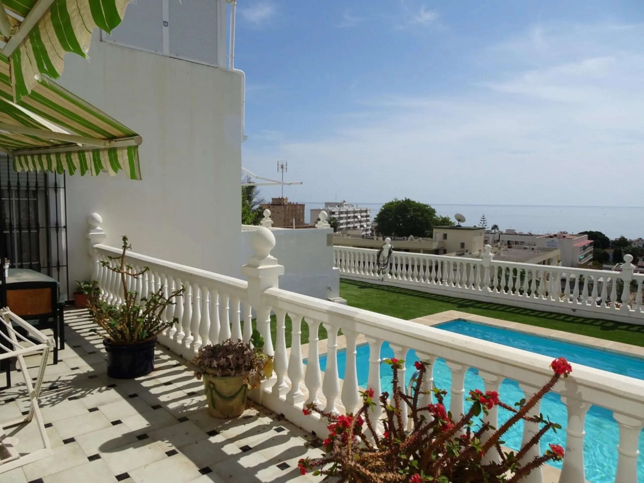 Beautiful apartment with spectacular sea views from all rooms! Small urbanization with only 4 neighbors, who share green areas and pool. It has 3 bedrooms with built-in wardrobes, 2 bathrooms, living - dining room and separate kitchen. Terraces with sea v
