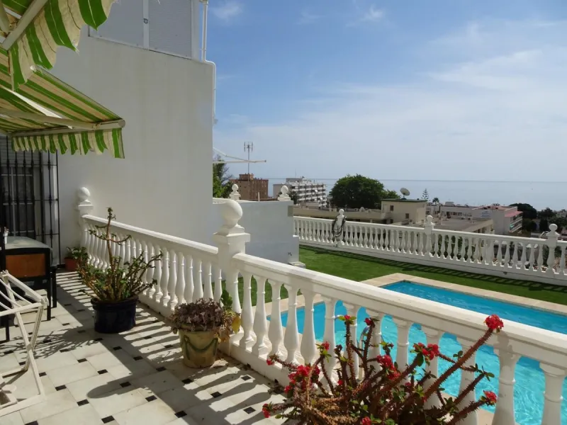 Beautiful apartment with spectacular sea views from all rooms! Small urbanization with only 4 neighbors, who share green areas and pool. It has 3 bedrooms with built-in wardrobes, 2 bathrooms, living - dining room and separate kitchen. Terraces with sea v