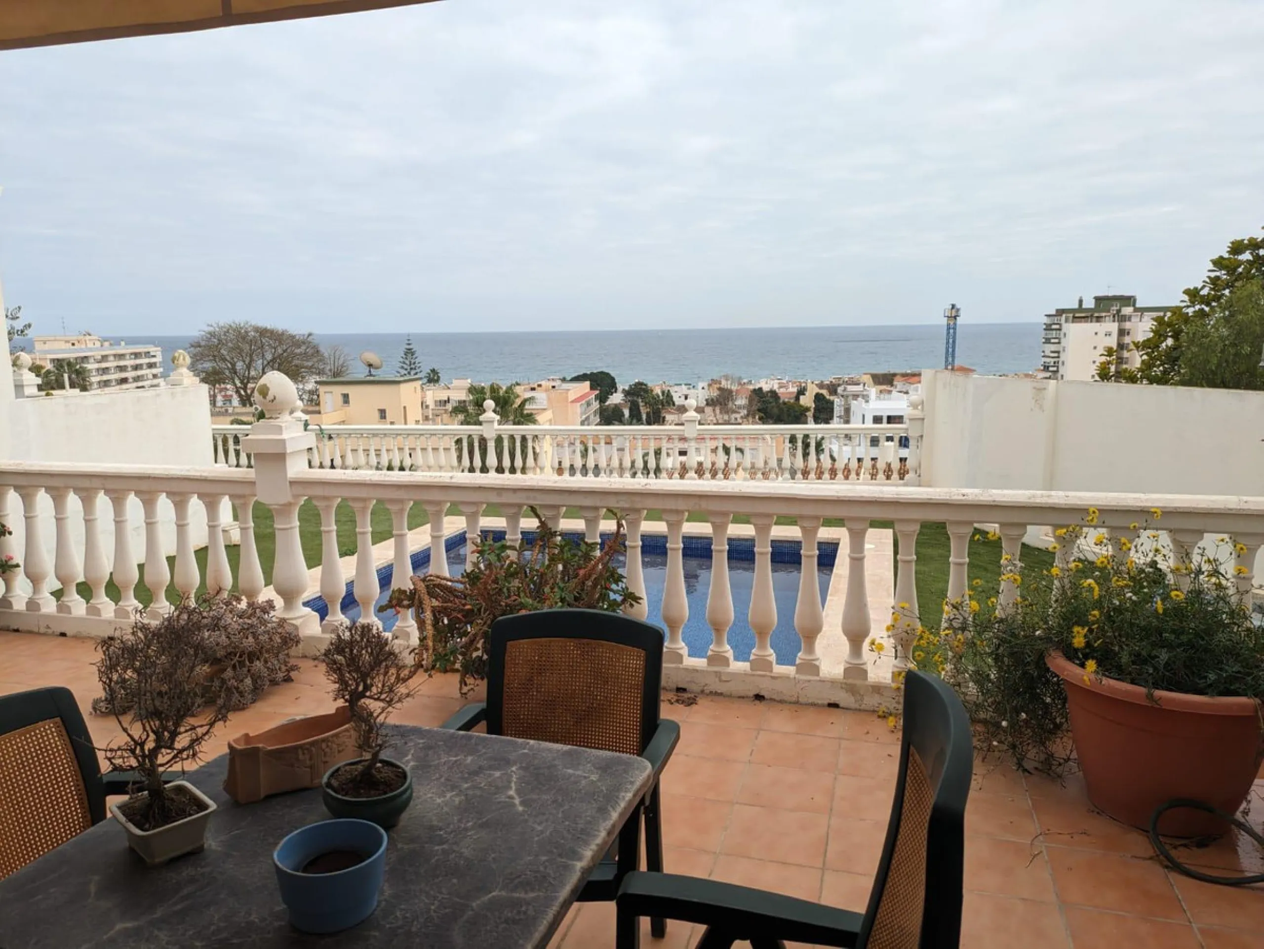 Beautiful apartment with spectacular sea views from all rooms! Small urbanization with only 4 neighbors, who share green areas and pool. It has 3 bedrooms with built-in wardrobes, 2 bathrooms, living - dining room and separate kitchen. Terraces with sea v