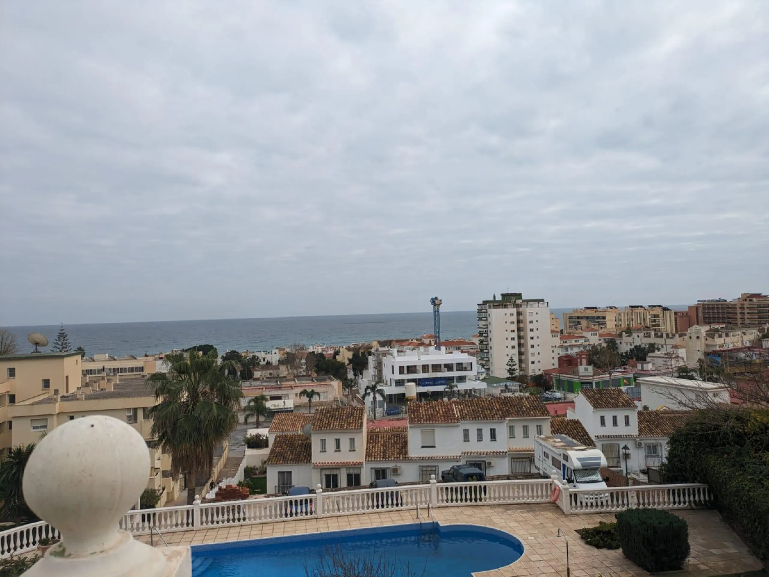 Beautiful apartment with spectacular sea views from all rooms! Small urbanization with only 4 neighbors, who share green areas and pool. It has 3 bedrooms with built-in wardrobes, 2 bathrooms, living - dining room and separate kitchen. Terraces with sea v