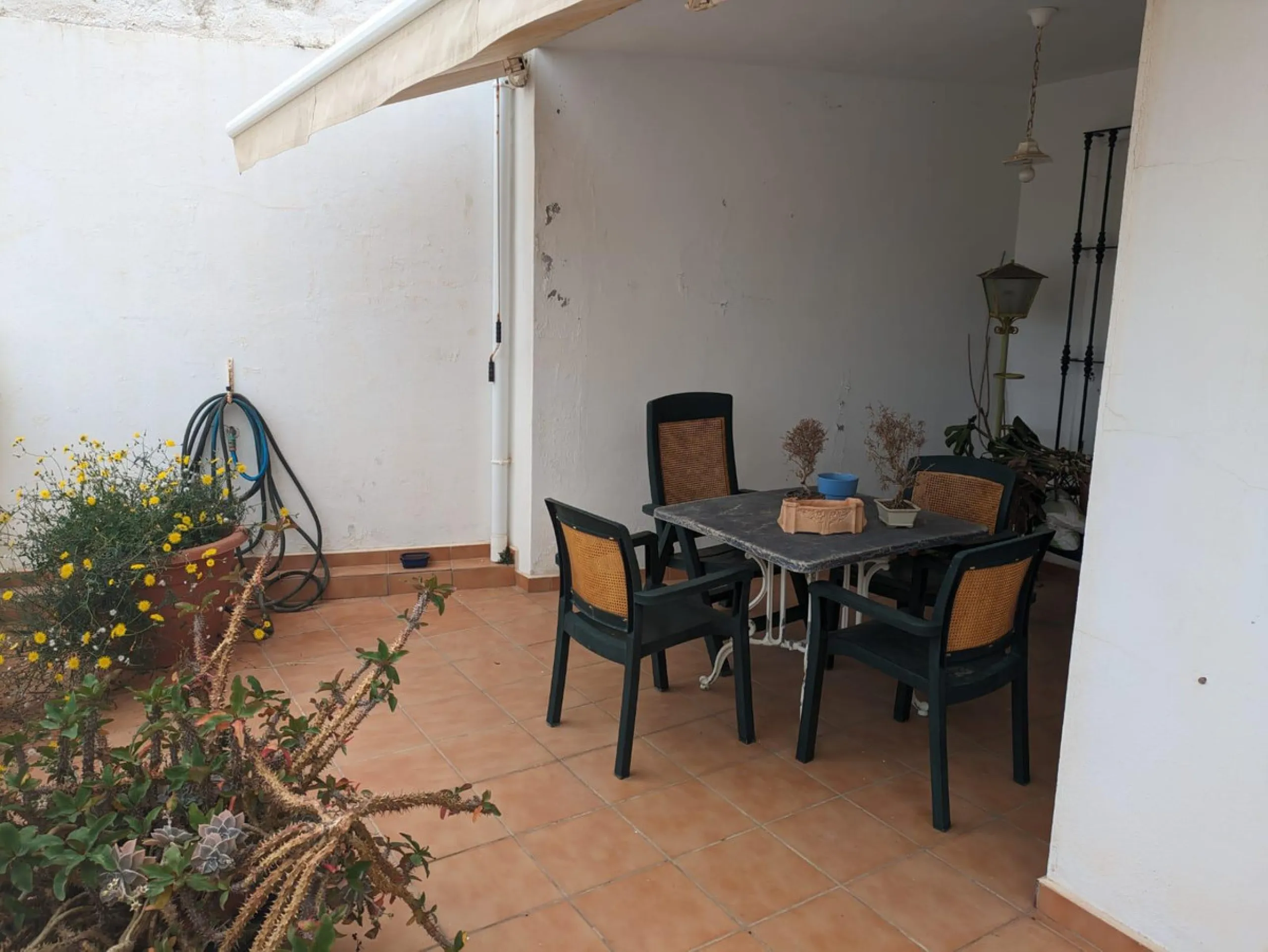 Beautiful apartment with spectacular sea views from all rooms! Small urbanization with only 4 neighbors, who share green areas and pool. It has 3 bedrooms with built-in wardrobes, 2 bathrooms, living - dining room and separate kitchen. Terraces with sea v