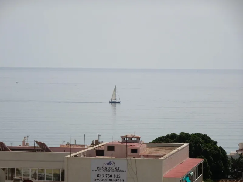 Beautiful apartment with spectacular sea views from all rooms! Small urbanization with only 4 neighbors, who share green areas and pool. It has 3 bedrooms with built-in wardrobes, 2 bathrooms, living - dining room and separate kitchen. Terraces with sea v
