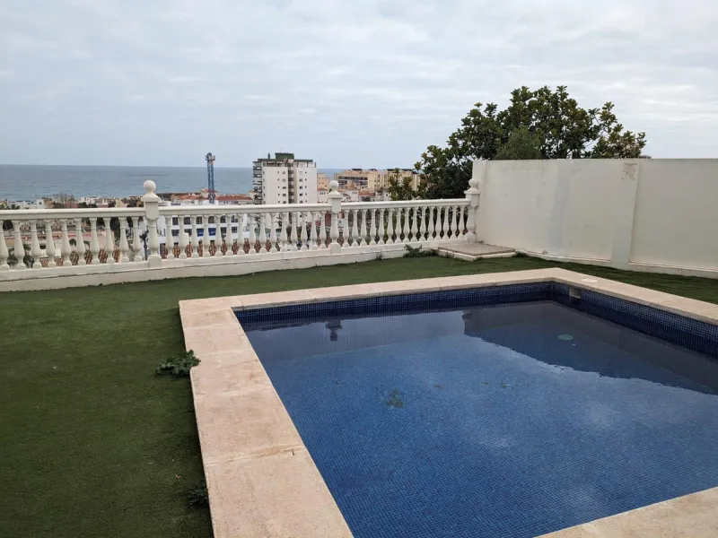 Beautiful apartment with spectacular sea views from all rooms! Small urbanization with only 4 neighbors, who share green areas and pool. It has 3 bedrooms with built-in wardrobes, 2 bathrooms, living - dining room and separate kitchen. Terraces with sea v