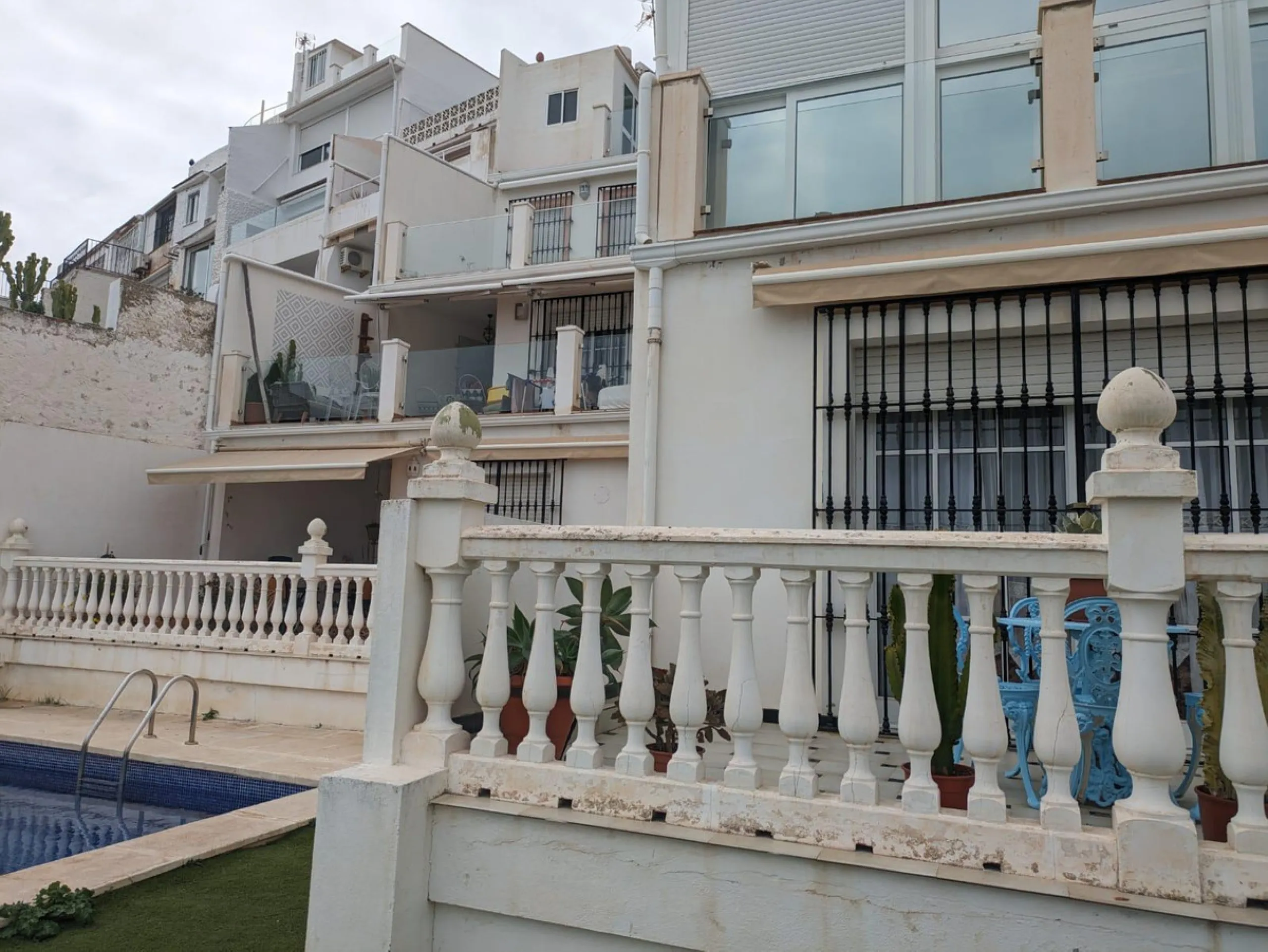 Beautiful apartment with spectacular sea views from all rooms! Small urbanization with only 4 neighbors, who share green areas and pool. It has 3 bedrooms with built-in wardrobes, 2 bathrooms, living - dining room and separate kitchen. Terraces with sea v