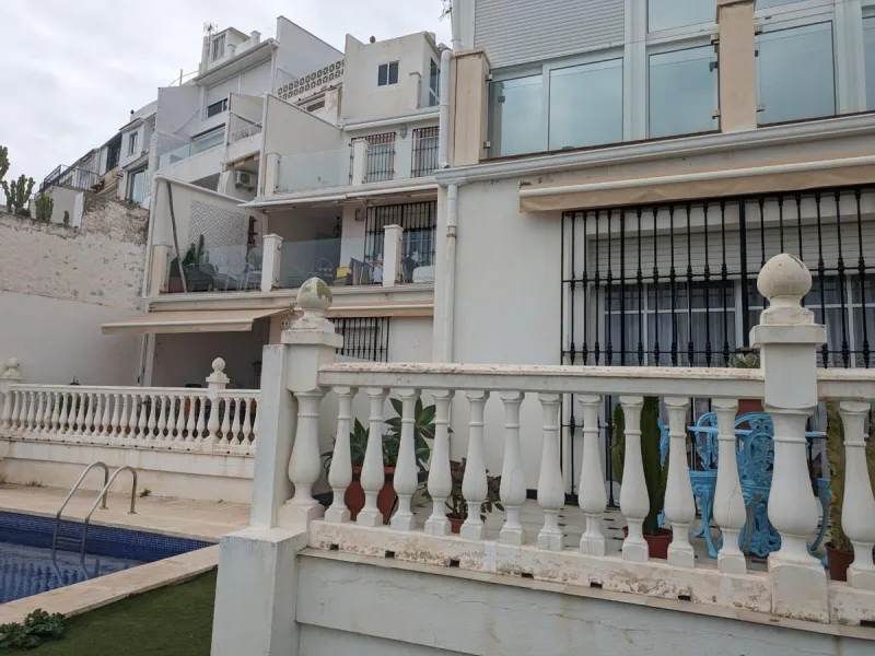 Beautiful apartment with spectacular sea views from all rooms! Small urbanization with only 4 neighbors, who share green areas and pool. It has 3 bedrooms with built-in wardrobes, 2 bathrooms, living - dining room and separate kitchen. Terraces with sea v