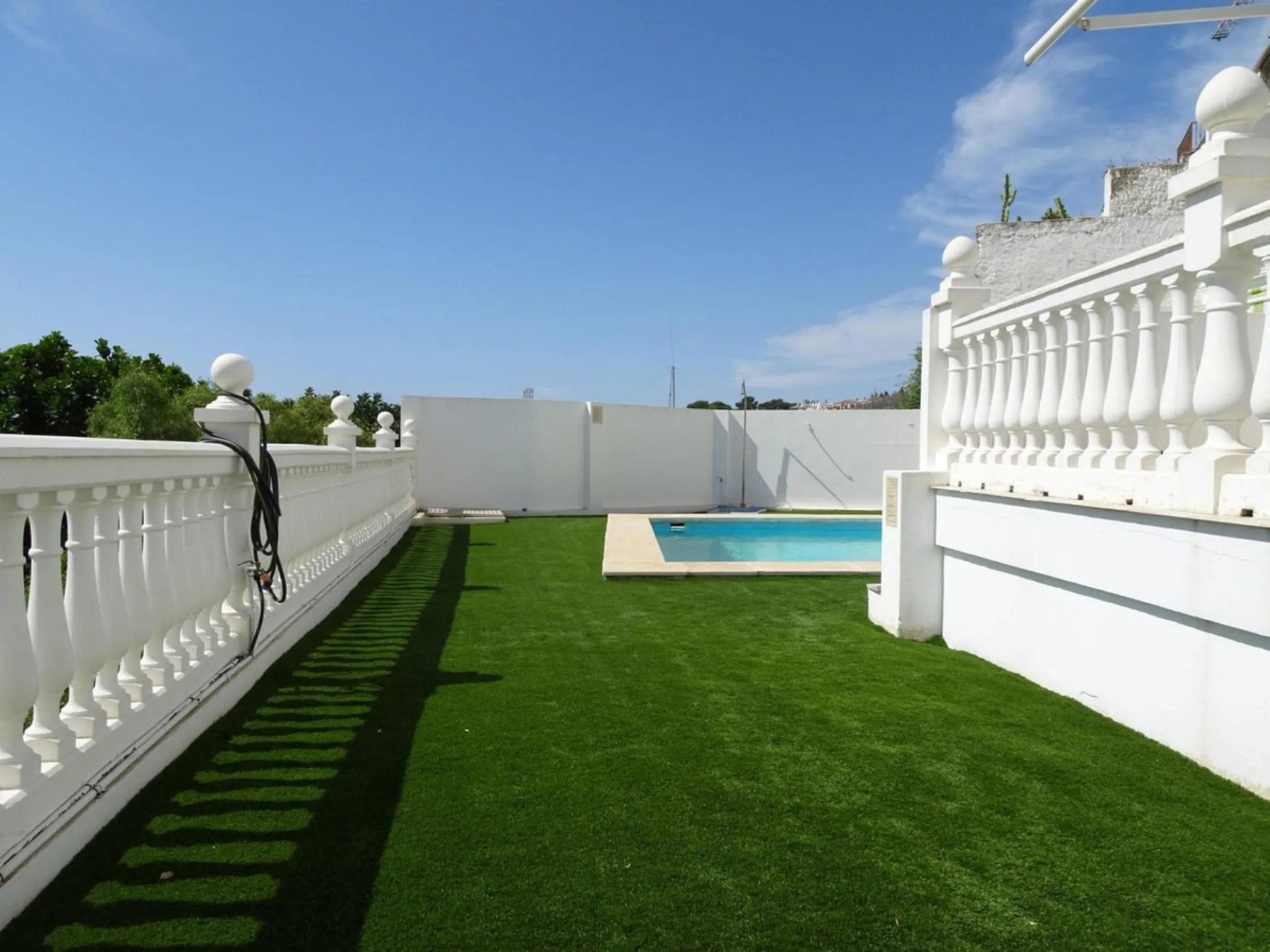 Beautiful apartment with spectacular sea views from all rooms! Small urbanization with only 4 neighbors, who share green areas and pool. It has 3 bedrooms with built-in wardrobes, 2 bathrooms, living - dining room and separate kitchen. Terraces with sea v