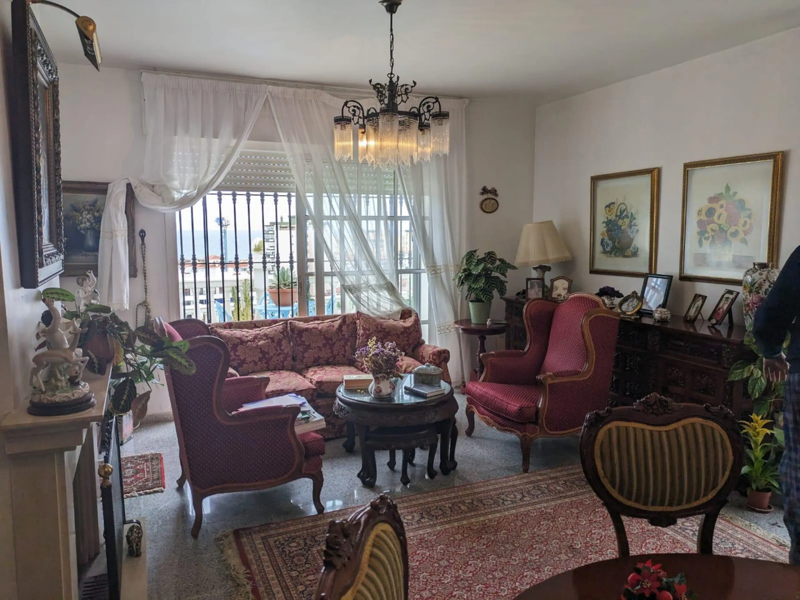 Beautiful apartment with spectacular sea views from all rooms! Small urbanization with only 4 neighbors, who share green areas and pool. It has 3 bedrooms with built-in wardrobes, 2 bathrooms, living - dining room and separate kitchen. Terraces with sea v