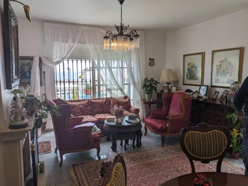 Beautiful apartment with spectacular sea views from all rooms! Small urbanization with only 4 neighbors, who share green areas and pool. It has 3 bedrooms with built-in wardrobes, 2 bathrooms, living - dining room and separate kitchen. Terraces with sea v