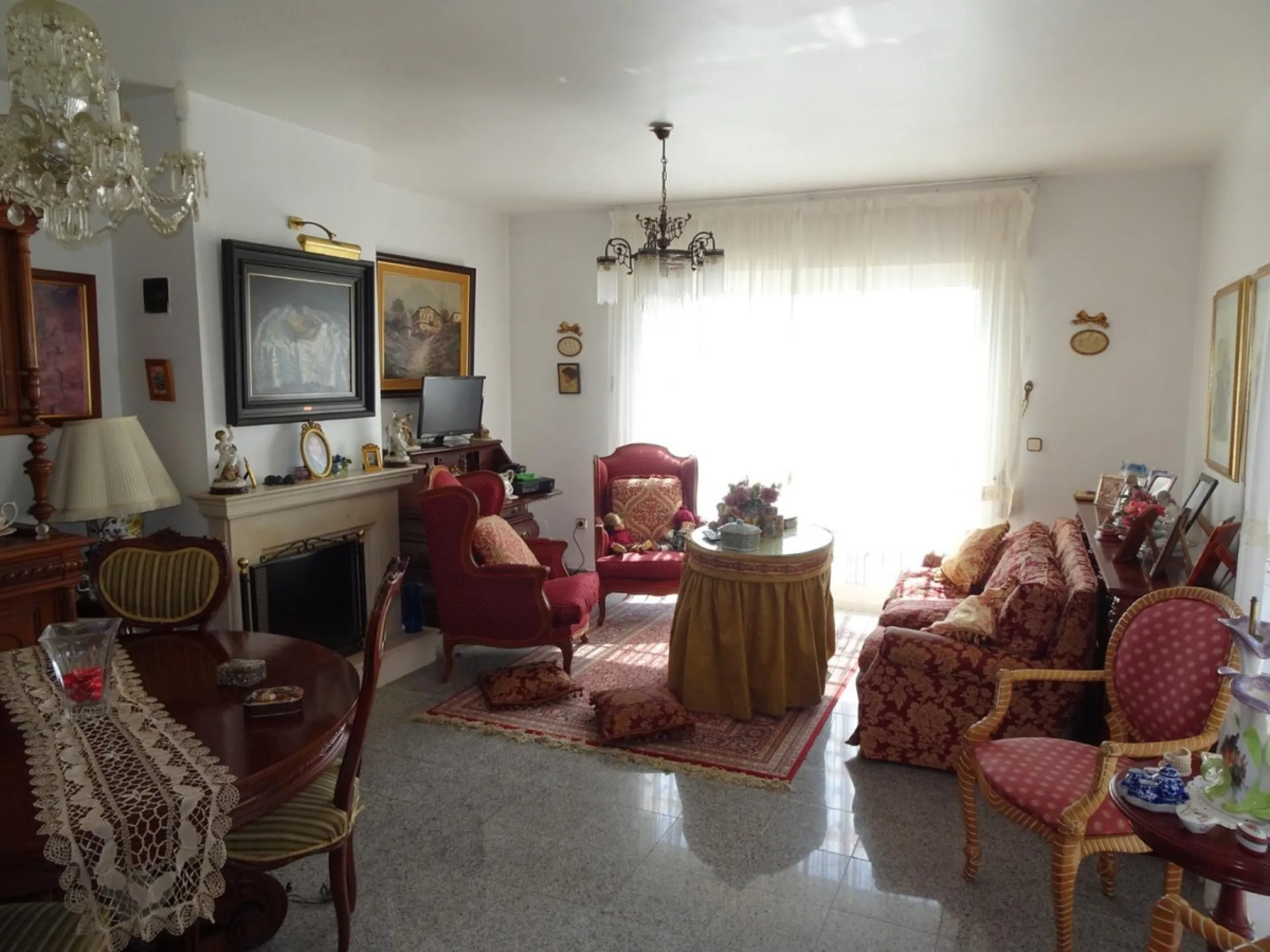 Beautiful apartment with spectacular sea views from all rooms! Small urbanization with only 4 neighbors, who share green areas and pool. It has 3 bedrooms with built-in wardrobes, 2 bathrooms, living - dining room and separate kitchen. Terraces with sea v
