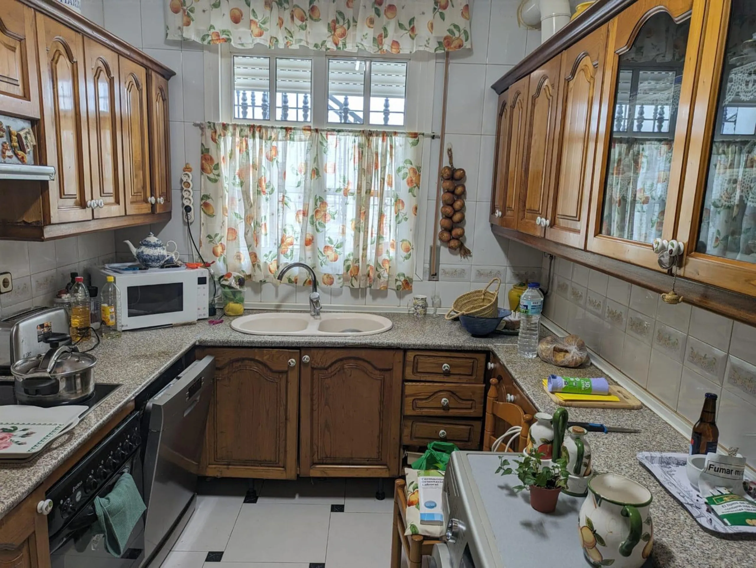 Beautiful apartment with spectacular sea views from all rooms! Small urbanization with only 4 neighbors, who share green areas and pool. It has 3 bedrooms with built-in wardrobes, 2 bathrooms, living - dining room and separate kitchen. Terraces with sea v