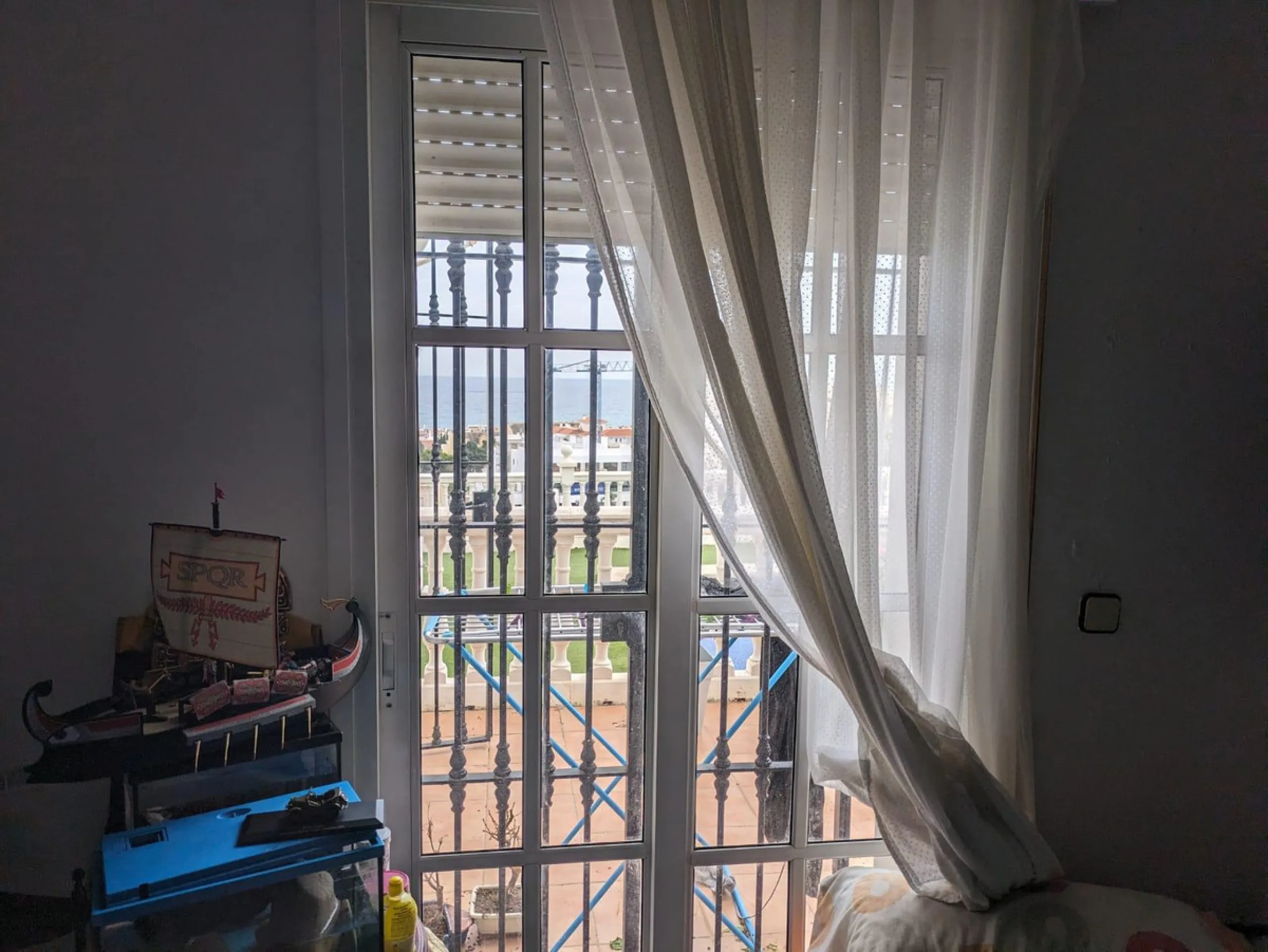 Beautiful apartment with spectacular sea views from all rooms! Small urbanization with only 4 neighbors, who share green areas and pool. It has 3 bedrooms with built-in wardrobes, 2 bathrooms, living - dining room and separate kitchen. Terraces with sea v