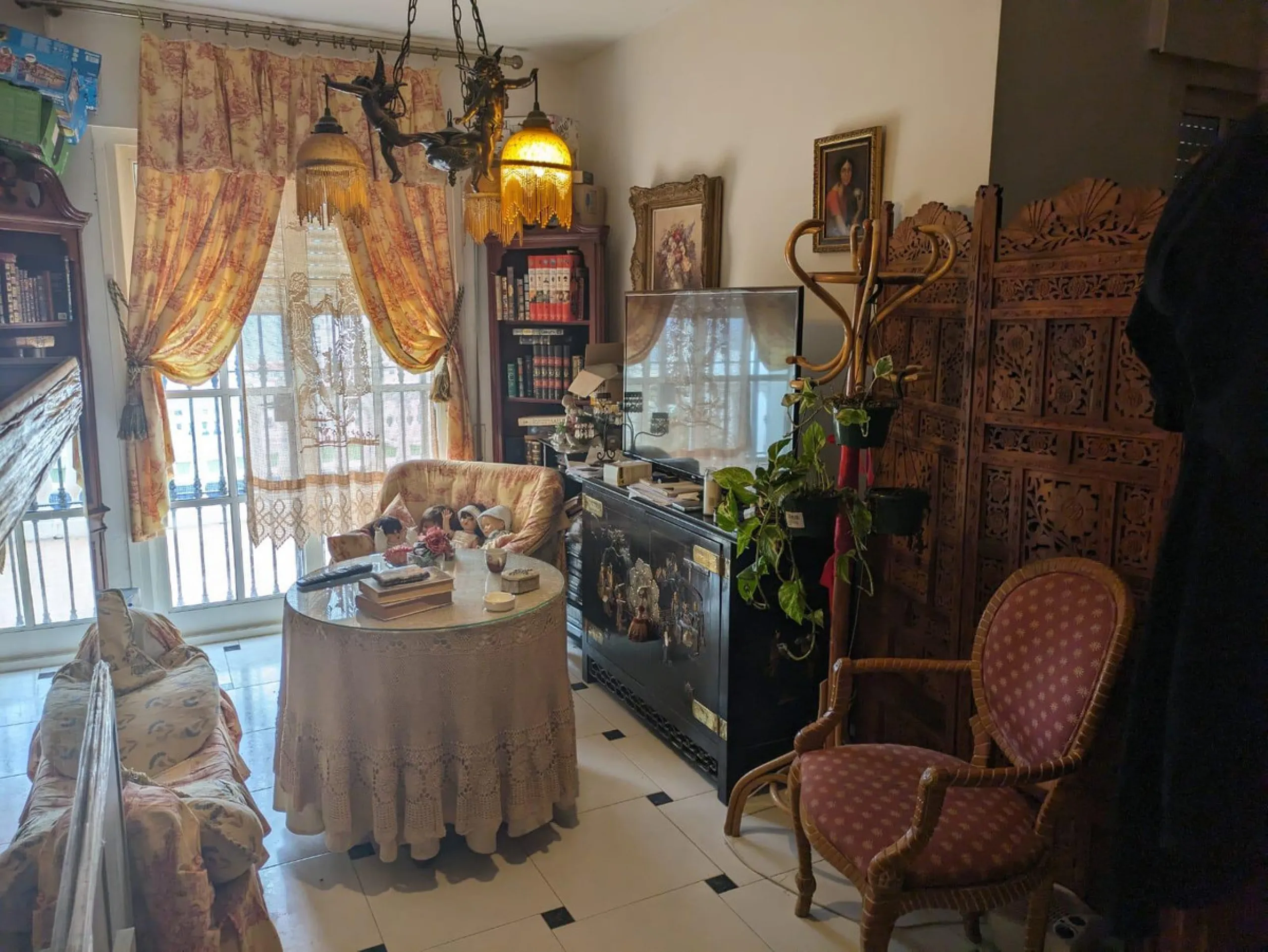 Beautiful apartment with spectacular sea views from all rooms! Small urbanization with only 4 neighbors, who share green areas and pool. It has 3 bedrooms with built-in wardrobes, 2 bathrooms, living - dining room and separate kitchen. Terraces with sea v