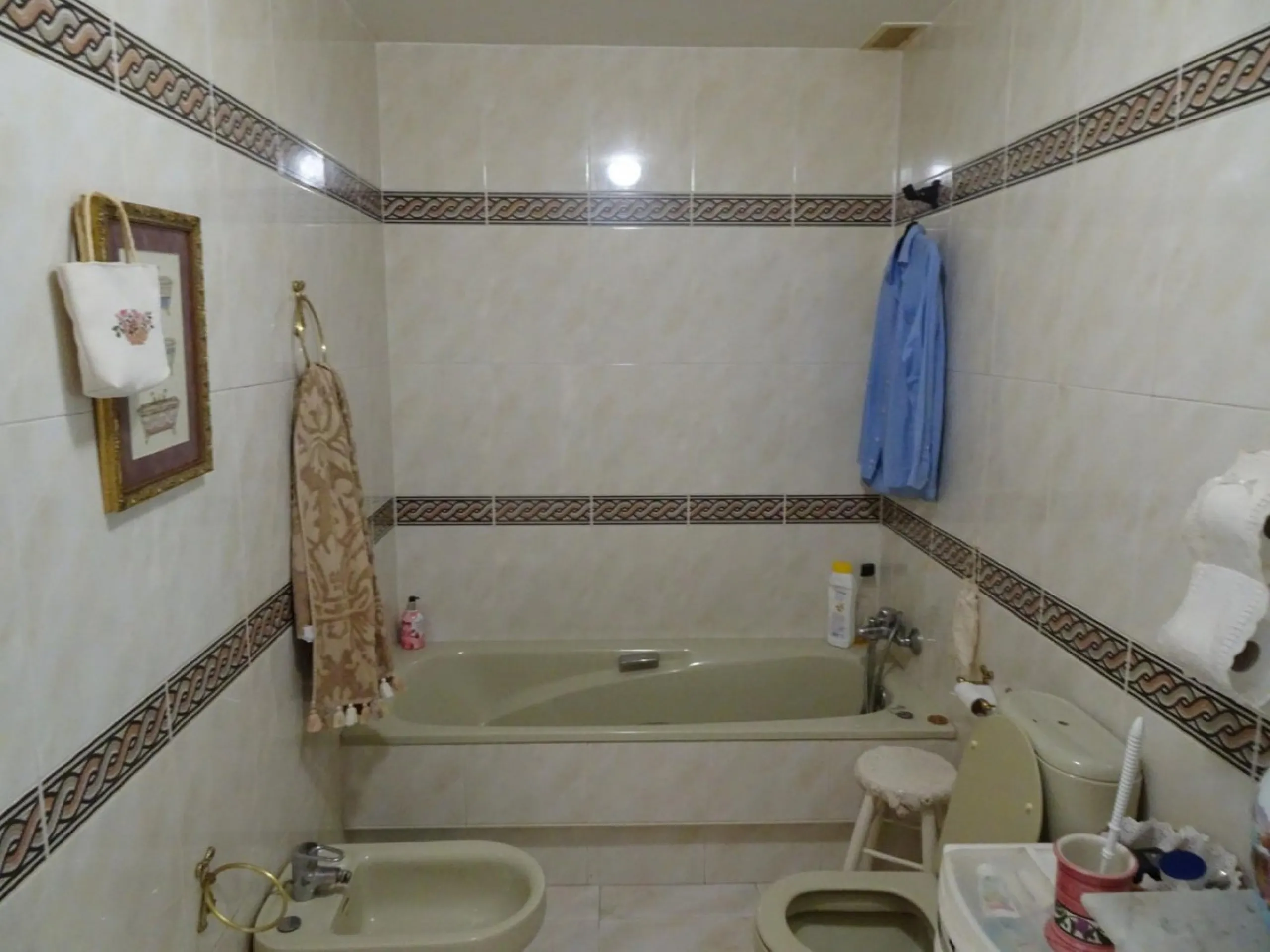 Beautiful apartment with spectacular sea views from all rooms! Small urbanization with only 4 neighbors, who share green areas and pool. It has 3 bedrooms with built-in wardrobes, 2 bathrooms, living - dining room and separate kitchen. Terraces with sea v