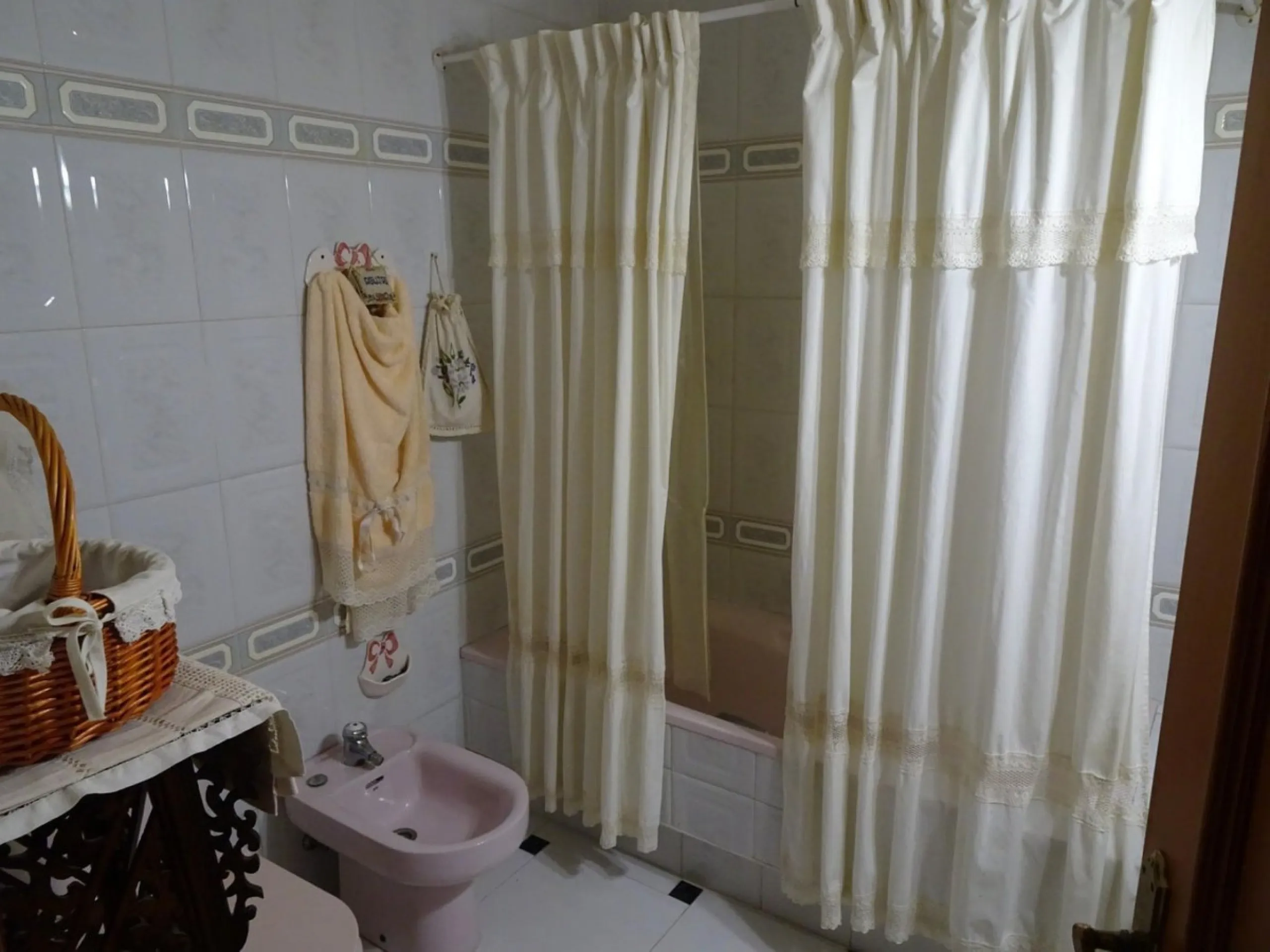 Beautiful apartment with spectacular sea views from all rooms! Small urbanization with only 4 neighbors, who share green areas and pool. It has 3 bedrooms with built-in wardrobes, 2 bathrooms, living - dining room and separate kitchen. Terraces with sea v
