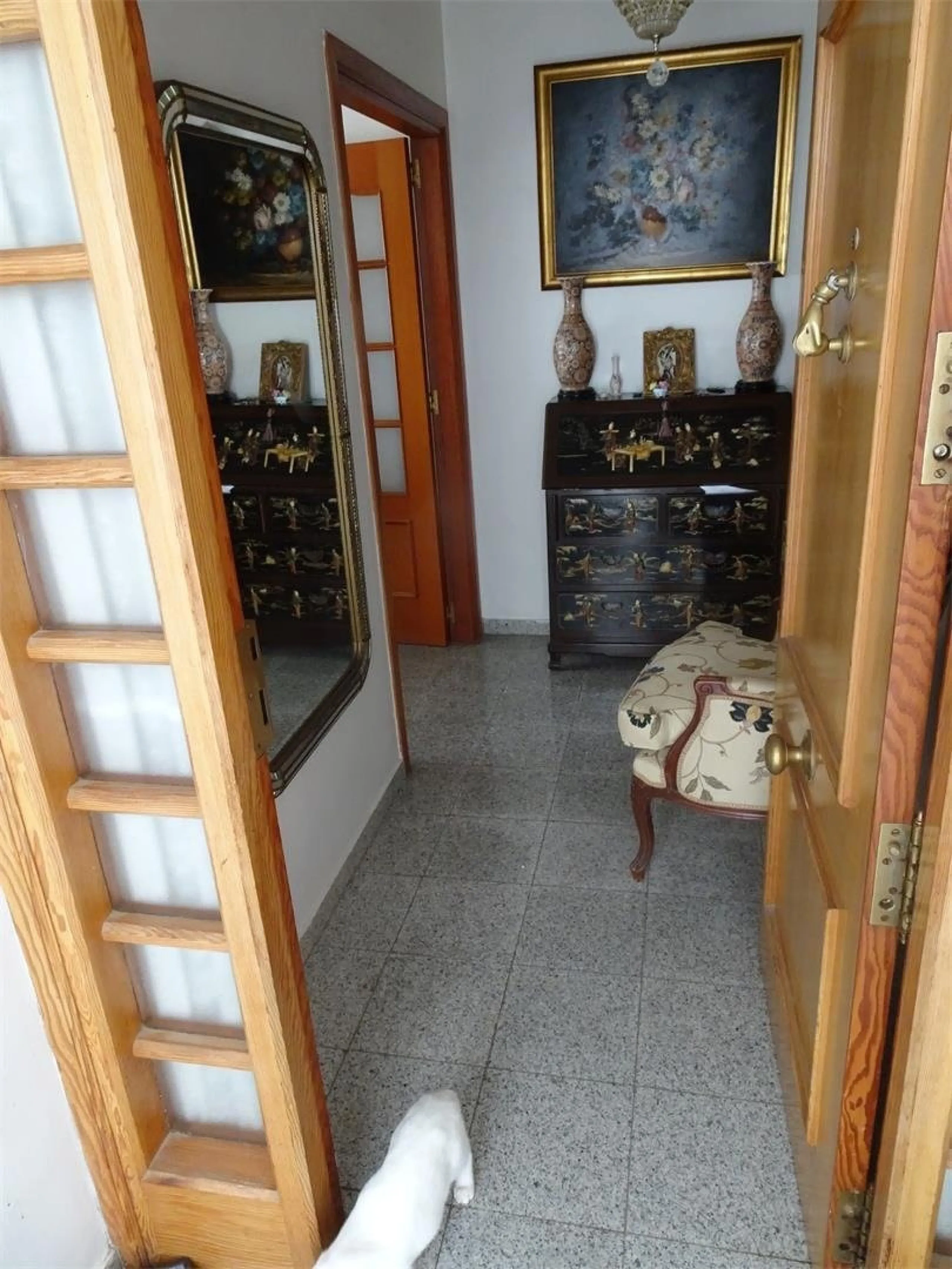 Beautiful apartment with spectacular sea views from all rooms! Small urbanization with only 4 neighbors, who share green areas and pool. It has 3 bedrooms with built-in wardrobes, 2 bathrooms, living - dining room and separate kitchen. Terraces with sea v