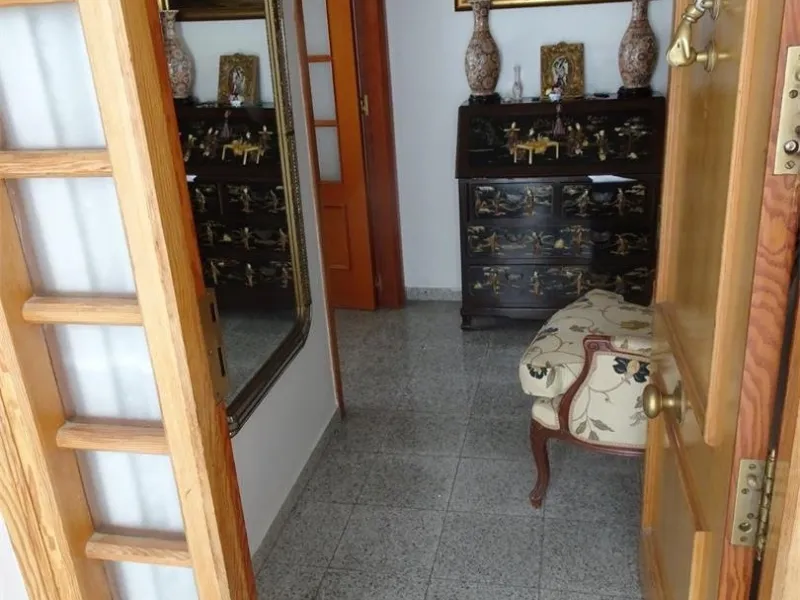 Beautiful apartment with spectacular sea views from all rooms! Small urbanization with only 4 neighbors, who share green areas and pool. It has 3 bedrooms with built-in wardrobes, 2 bathrooms, living - dining room and separate kitchen. Terraces with sea v