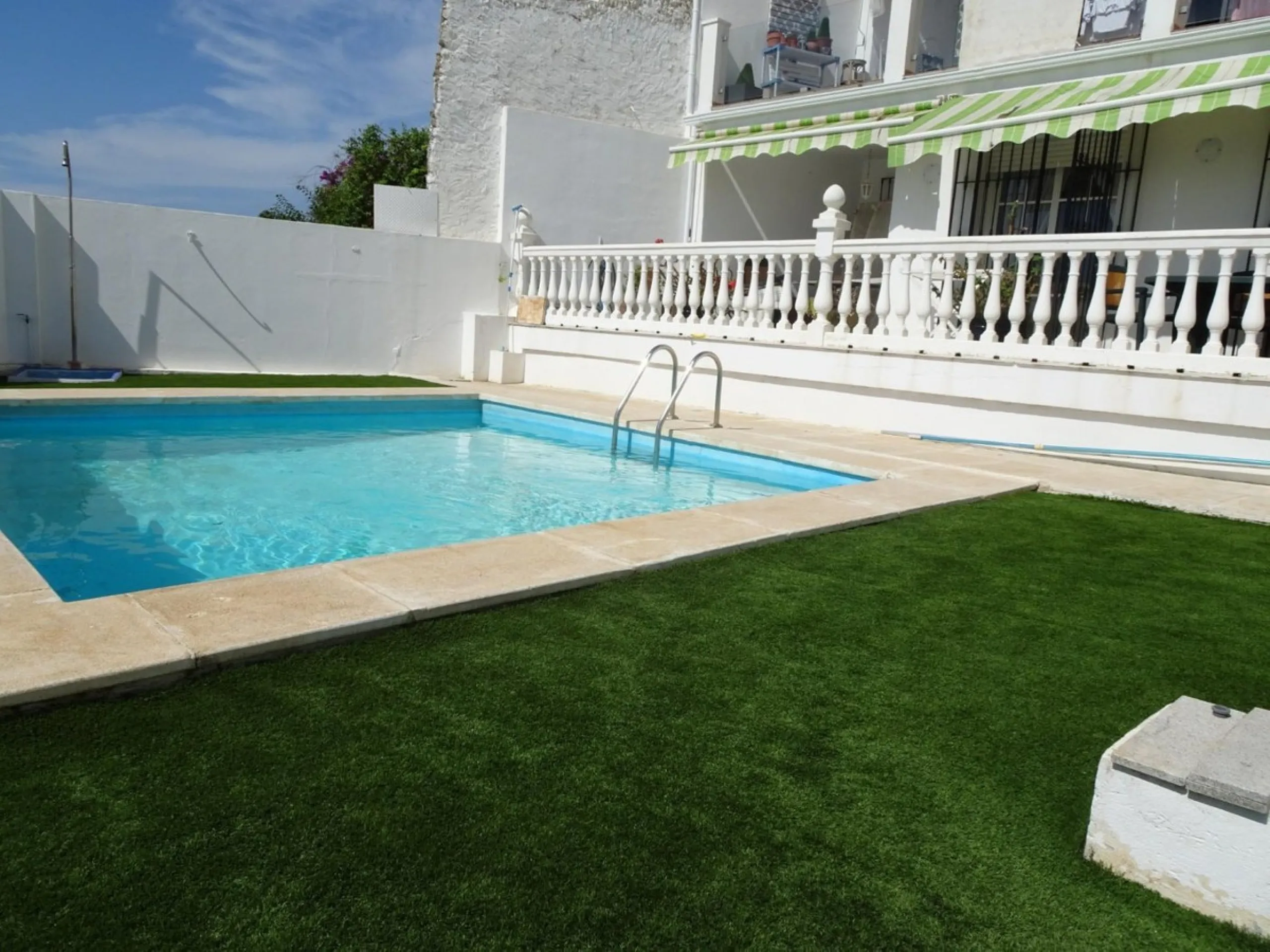 Beautiful apartment with spectacular sea views from all rooms! Small urbanization with only 4 neighbors, who share green areas and pool. It has 3 bedrooms with built-in wardrobes, 2 bathrooms, living - dining room and separate kitchen. Terraces with sea v