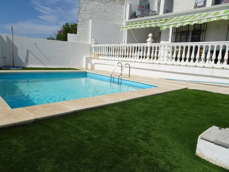 Beautiful apartment with spectacular sea views from all rooms! Small urbanization with only 4 neighbors, who share green areas and pool. It has 3 bedrooms with built-in wardrobes, 2 bathrooms, living - dining room and separate kitchen. Terraces with sea v