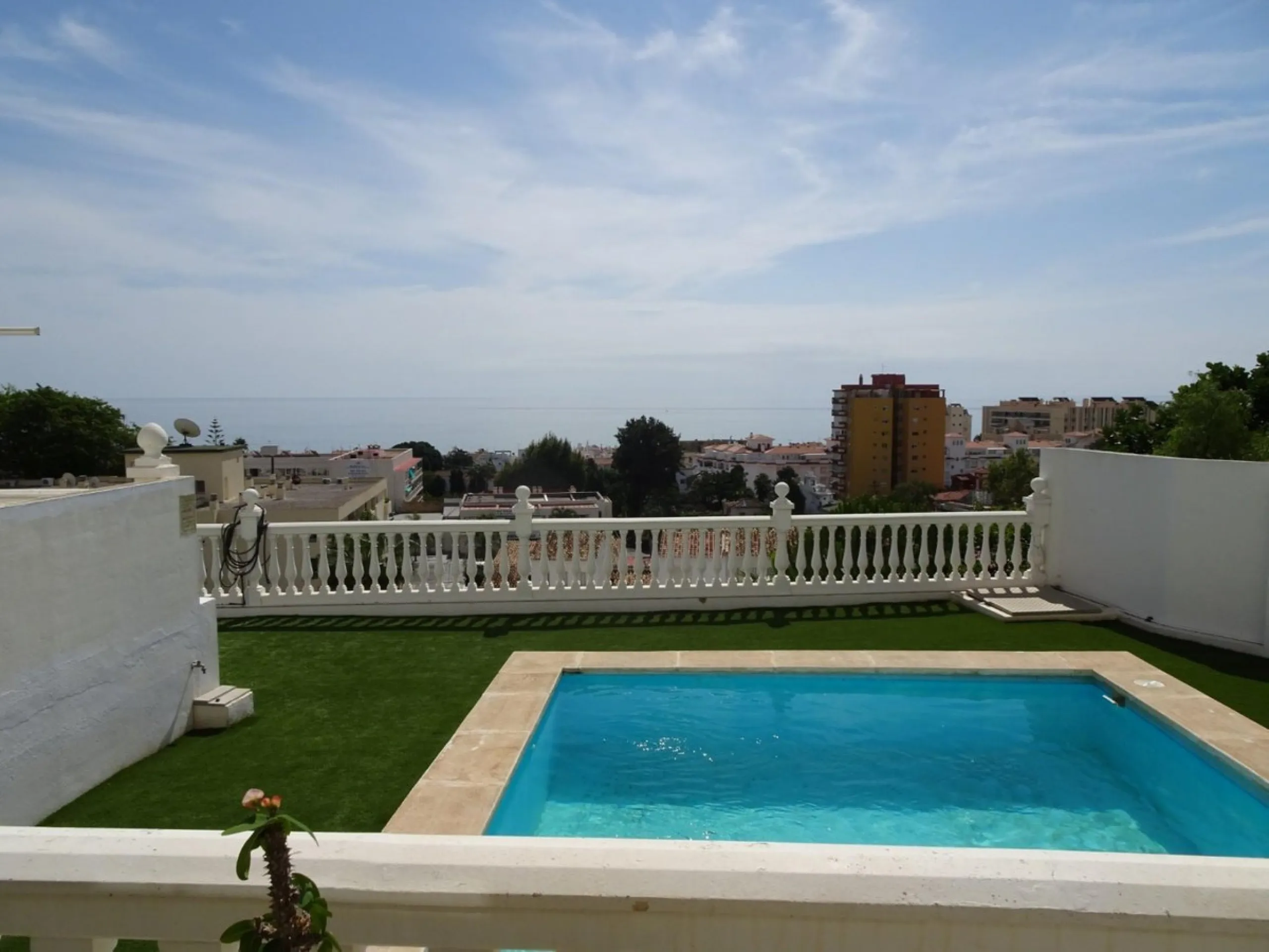 Beautiful apartment with spectacular sea views from all rooms! Small urbanization with only 4 neighbors, who share green areas and pool. It has 3 bedrooms with built-in wardrobes, 2 bathrooms, living - dining room and separate kitchen. Terraces with sea v