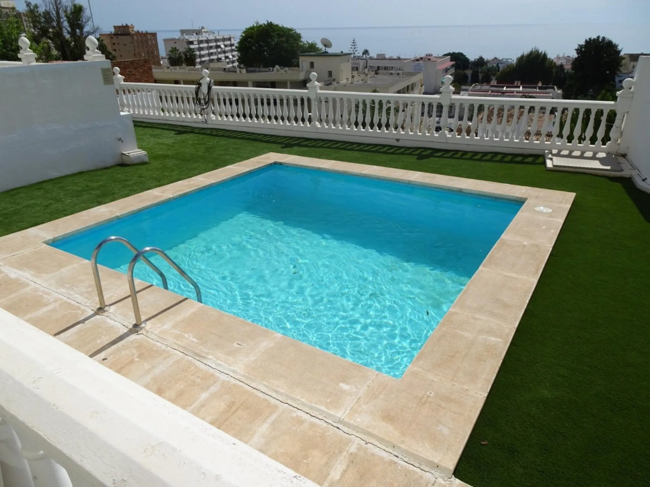Beautiful apartment with spectacular sea views from all rooms! Small urbanization with only 4 neighbors, who share green areas and pool. It has 3 bedrooms with built-in wardrobes, 2 bathrooms, living - dining room and separate kitchen. Terraces with sea v