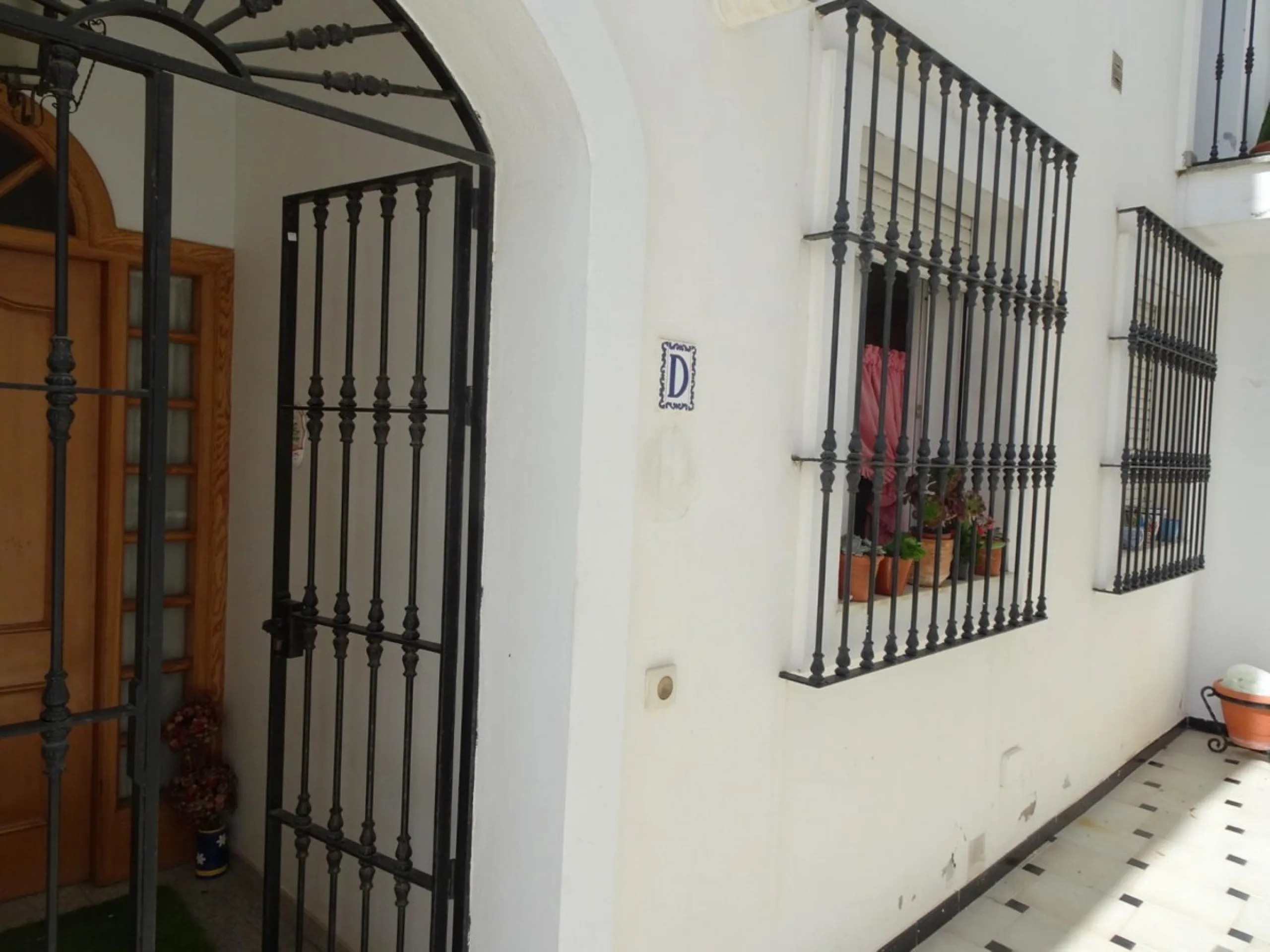 Beautiful apartment with spectacular sea views from all rooms! Small urbanization with only 4 neighbors, who share green areas and pool. It has 3 bedrooms with built-in wardrobes, 2 bathrooms, living - dining room and separate kitchen. Terraces with sea v