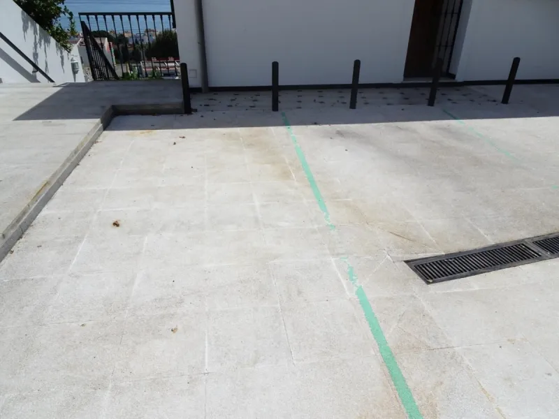 Beautiful apartment with spectacular sea views from all rooms! Small urbanization with only 4 neighbors, who share green areas and pool. It has 3 bedrooms with built-in wardrobes, 2 bathrooms, living - dining room and separate kitchen. Terraces with sea v