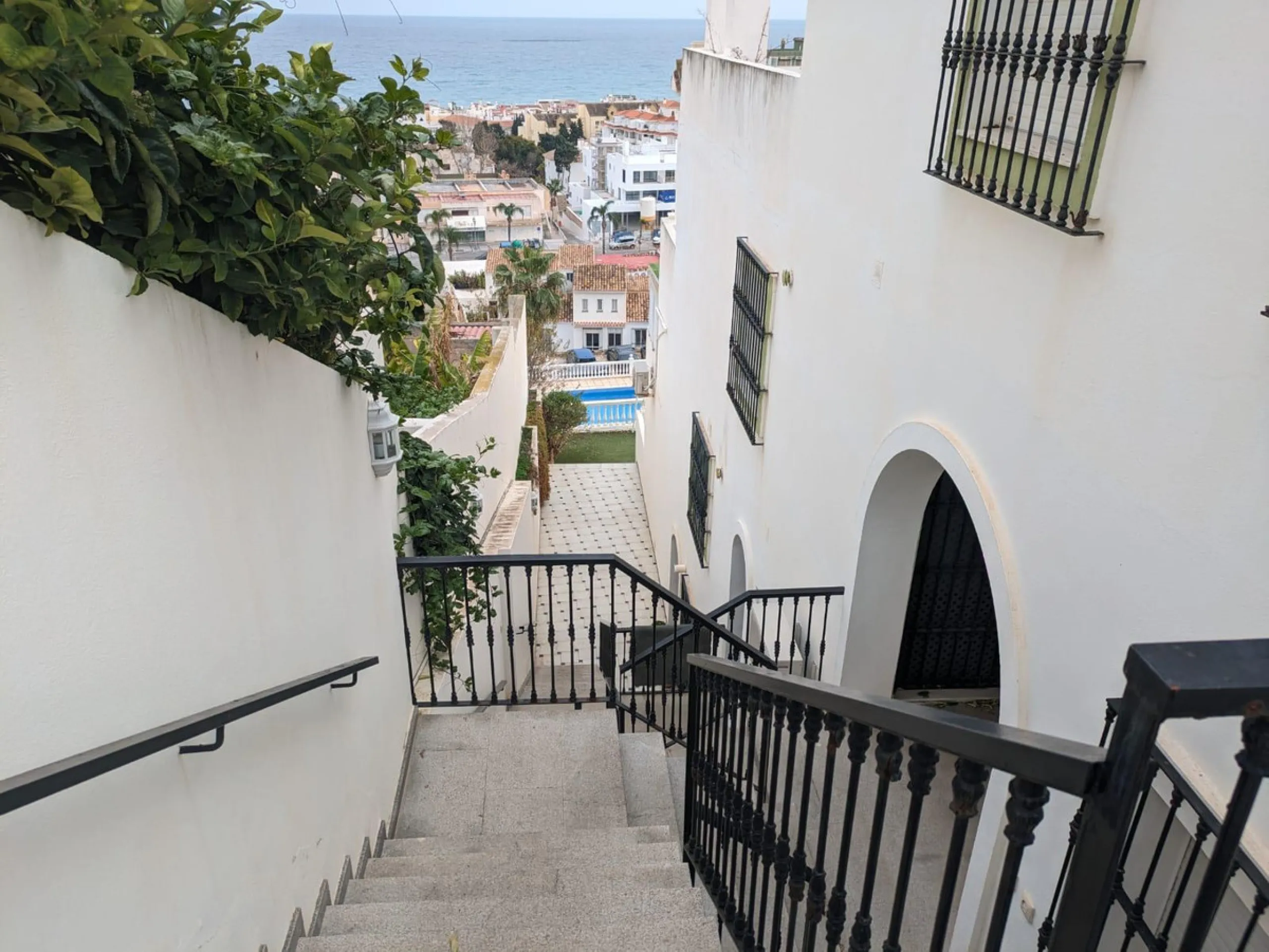 Beautiful apartment with spectacular sea views from all rooms! Small urbanization with only 4 neighbors, who share green areas and pool. It has 3 bedrooms with built-in wardrobes, 2 bathrooms, living - dining room and separate kitchen. Terraces with sea v