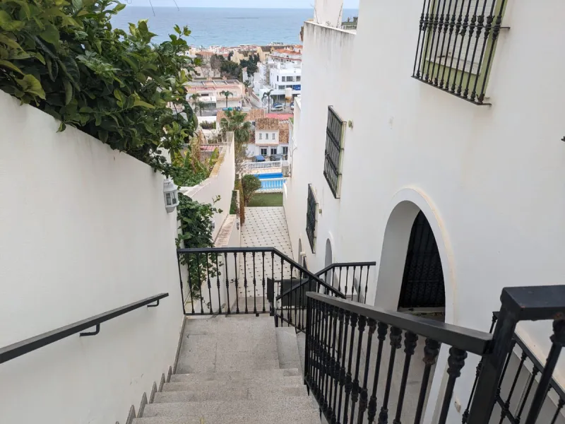 Beautiful apartment with spectacular sea views from all rooms! Small urbanization with only 4 neighbors, who share green areas and pool. It has 3 bedrooms with built-in wardrobes, 2 bathrooms, living - dining room and separate kitchen. Terraces with sea v