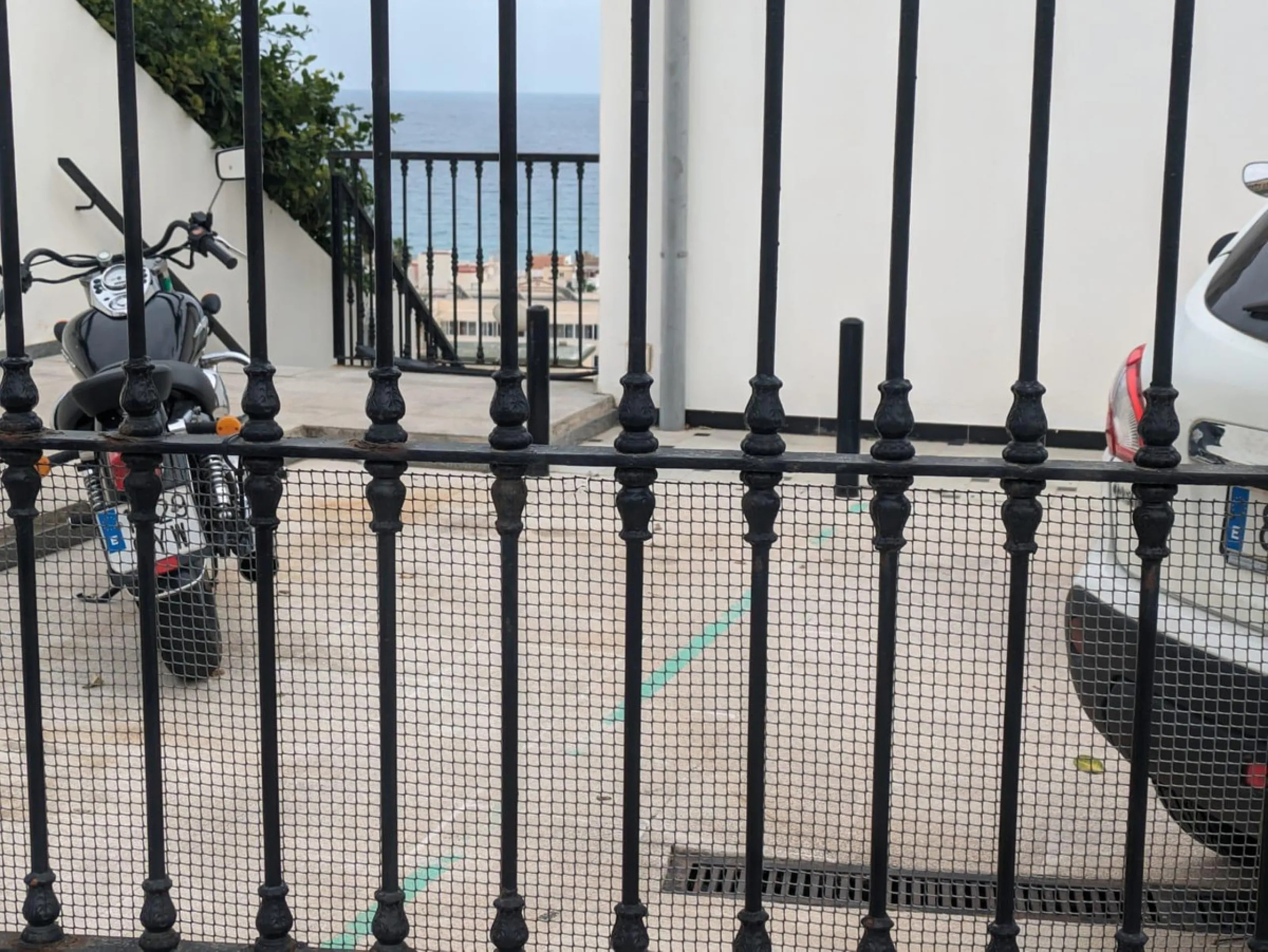 Beautiful apartment with spectacular sea views from all rooms! Small urbanization with only 4 neighbors, who share green areas and pool. It has 3 bedrooms with built-in wardrobes, 2 bathrooms, living - dining room and separate kitchen. Terraces with sea v