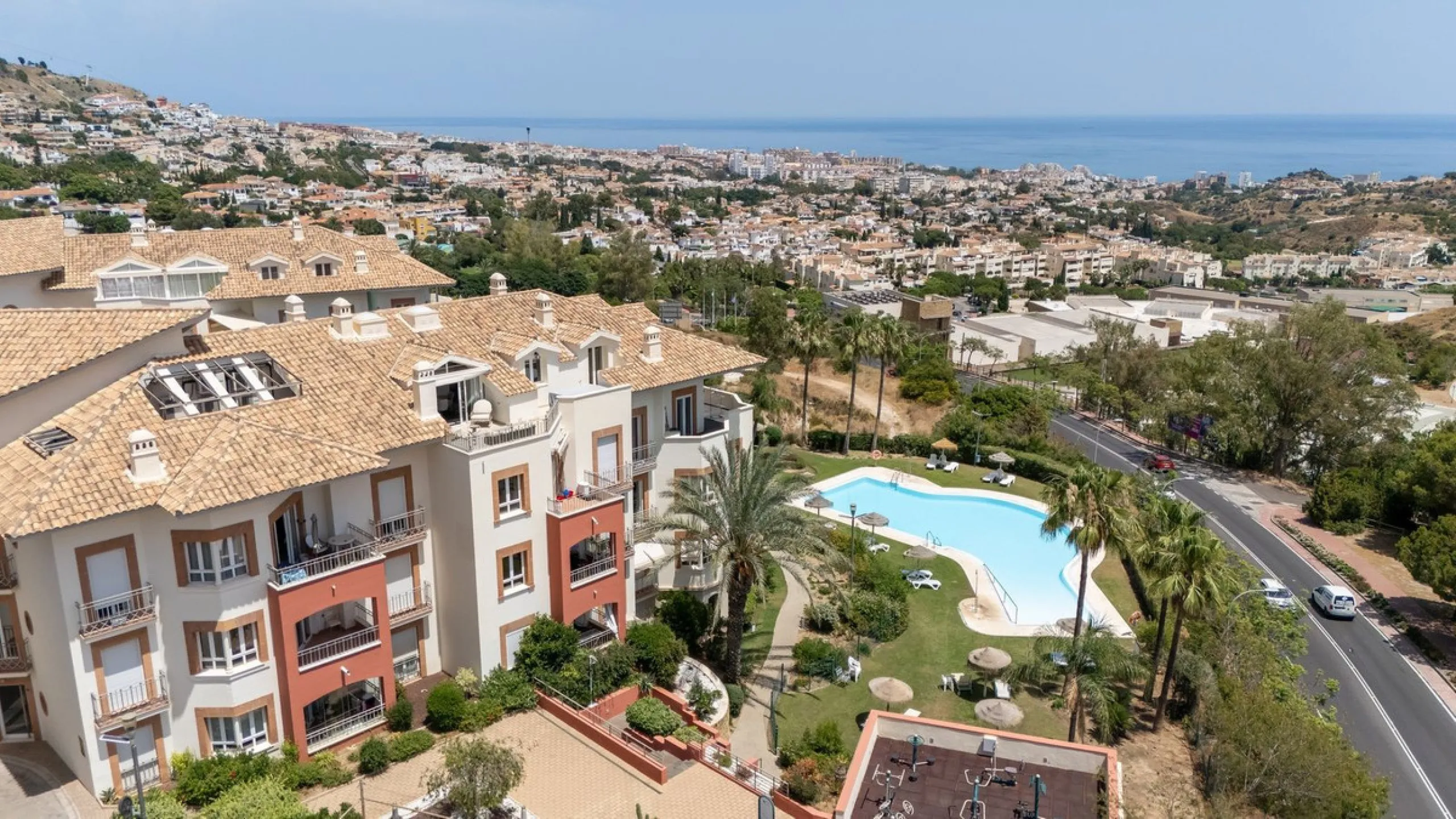 A bright, one-bedroom, one-bathroom apartment is for sale in the Sensara urbanisation in Benalmádena. Sensara is located midway between Arroyo de la Miel and Benalmádena Pueblo. The apartment offers beautiful views of the communal garden, golf course, mou