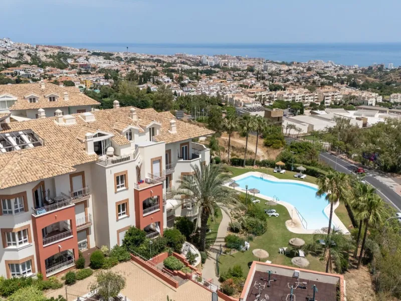 A bright, one-bedroom, one-bathroom apartment is for sale in the Sensara urbanisation in Benalmádena. Sensara is located midway between Arroyo de la Miel and Benalmádena Pueblo. The apartment offers beautiful views of the communal garden, golf course, mou
