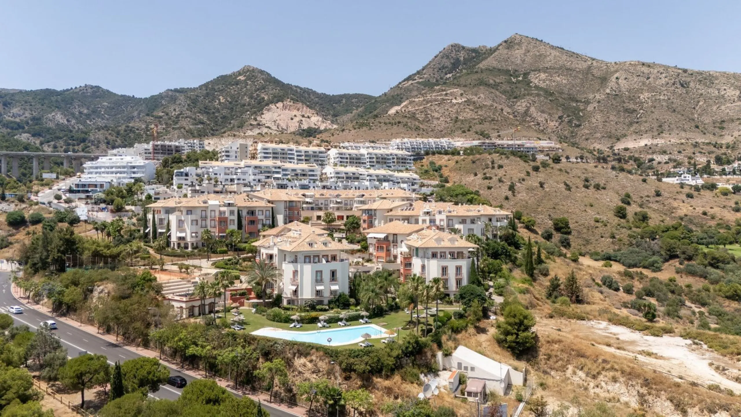A bright, one-bedroom, one-bathroom apartment is for sale in the Sensara urbanisation in Benalmádena. Sensara is located midway between Arroyo de la Miel and Benalmádena Pueblo. The apartment offers beautiful views of the communal garden, golf course, mou
