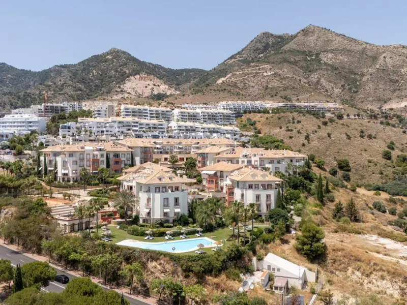 A bright, one-bedroom, one-bathroom apartment is for sale in the Sensara urbanisation in Benalmádena. Sensara is located midway between Arroyo de la Miel and Benalmádena Pueblo. The apartment offers beautiful views of the communal garden, golf course, mou