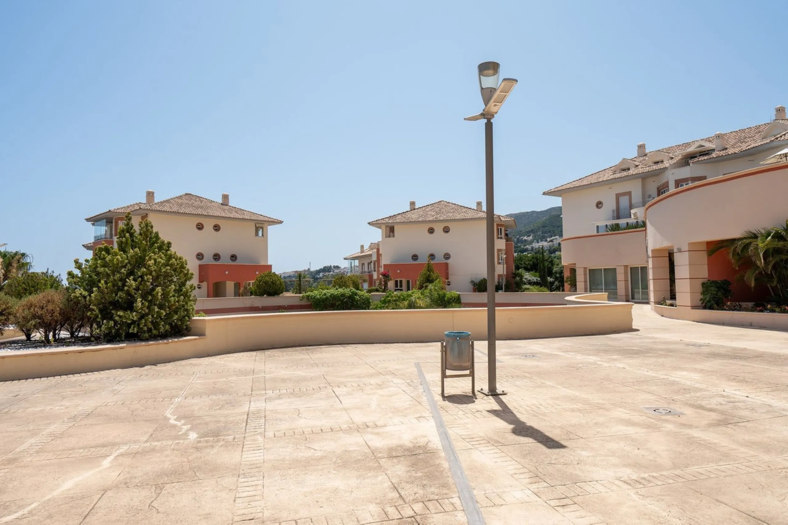 A bright, one-bedroom, one-bathroom apartment is for sale in the Sensara urbanisation in Benalmádena. Sensara is located midway between Arroyo de la Miel and Benalmádena Pueblo. The apartment offers beautiful views of the communal garden, golf course, mou