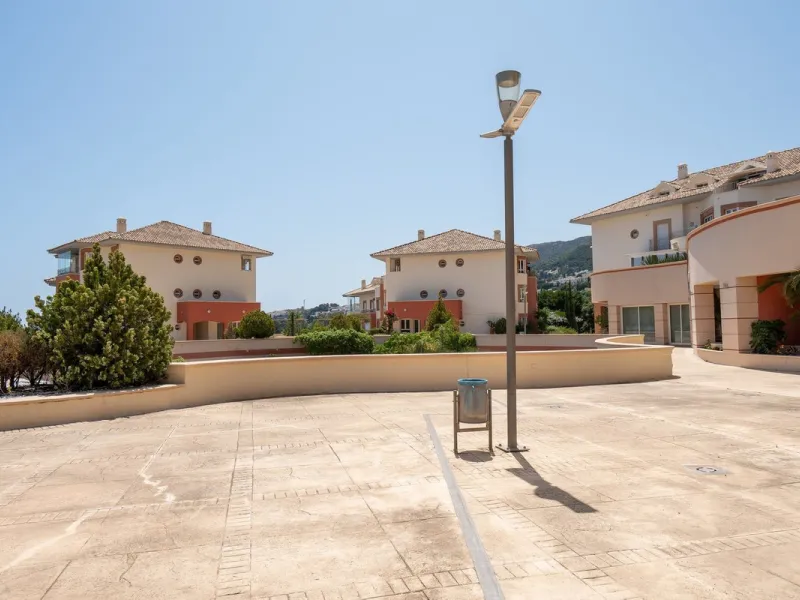 A bright, one-bedroom, one-bathroom apartment is for sale in the Sensara urbanisation in Benalmádena. Sensara is located midway between Arroyo de la Miel and Benalmádena Pueblo. The apartment offers beautiful views of the communal garden, golf course, mou