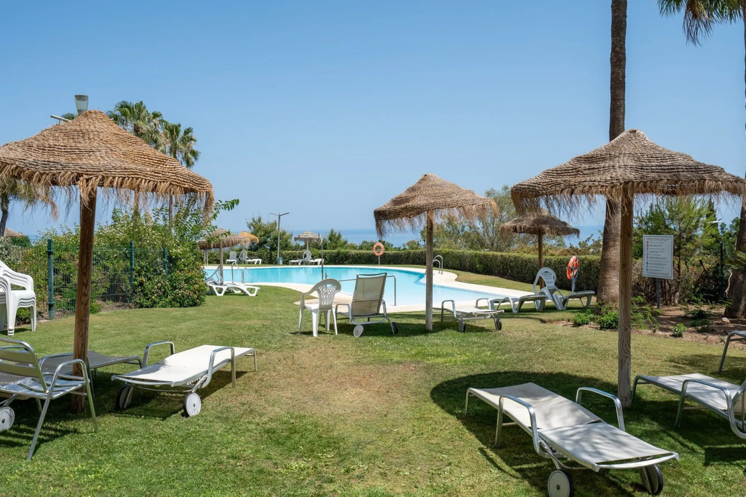A bright, one-bedroom, one-bathroom apartment is for sale in the Sensara urbanisation in Benalmádena. Sensara is located midway between Arroyo de la Miel and Benalmádena Pueblo. The apartment offers beautiful views of the communal garden, golf course, mou