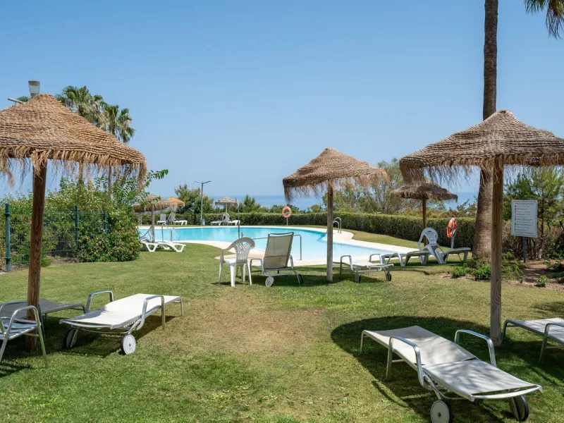 A bright, one-bedroom, one-bathroom apartment is for sale in the Sensara urbanisation in Benalmádena. Sensara is located midway between Arroyo de la Miel and Benalmádena Pueblo. The apartment offers beautiful views of the communal garden, golf course, mou