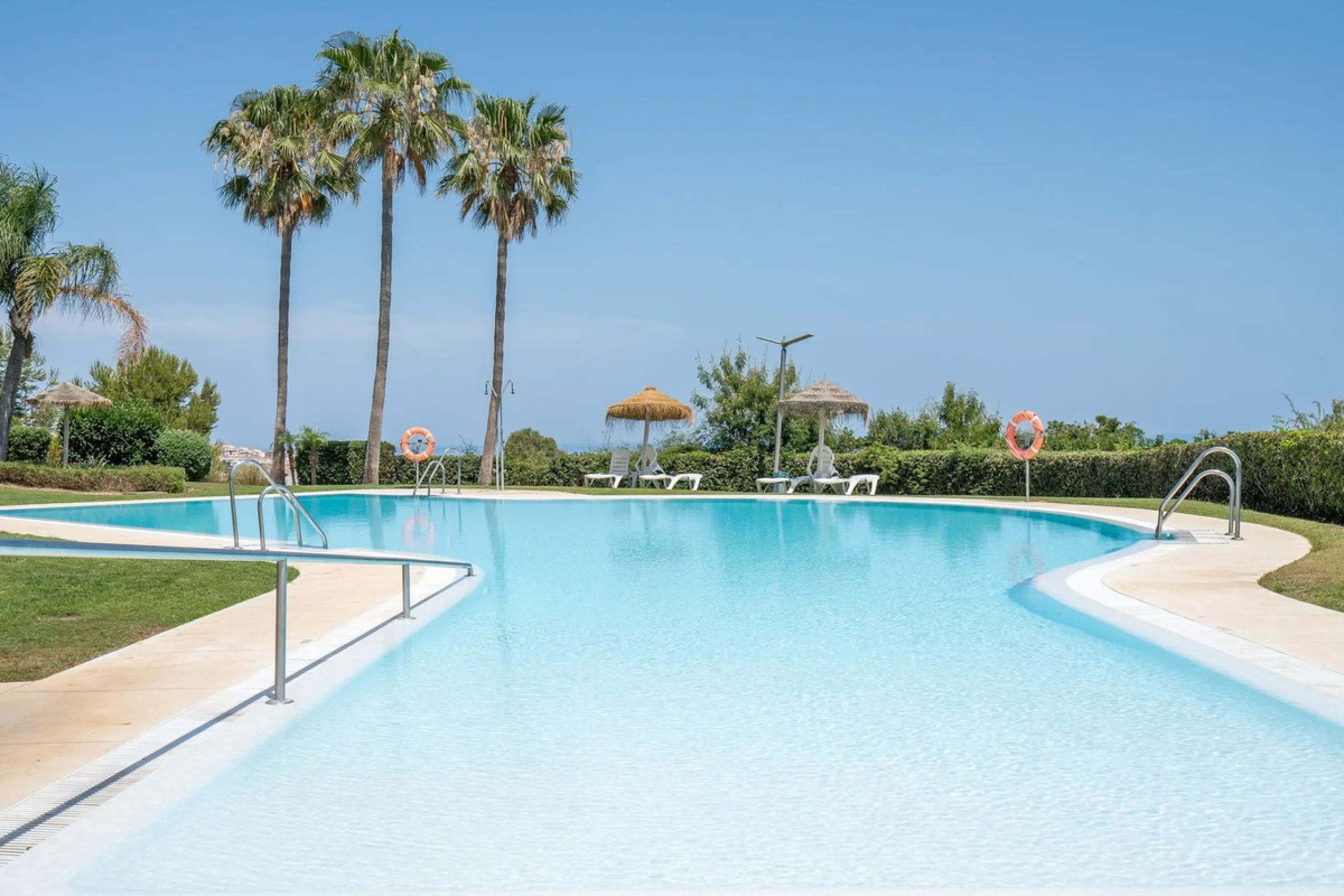 A bright, one-bedroom, one-bathroom apartment is for sale in the Sensara urbanisation in Benalmádena. Sensara is located midway between Arroyo de la Miel and Benalmádena Pueblo. The apartment offers beautiful views of the communal garden, golf course, mou