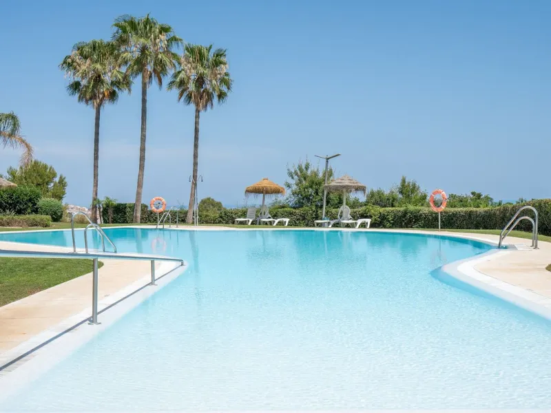A bright, one-bedroom, one-bathroom apartment is for sale in the Sensara urbanisation in Benalmádena. Sensara is located midway between Arroyo de la Miel and Benalmádena Pueblo. The apartment offers beautiful views of the communal garden, golf course, mou