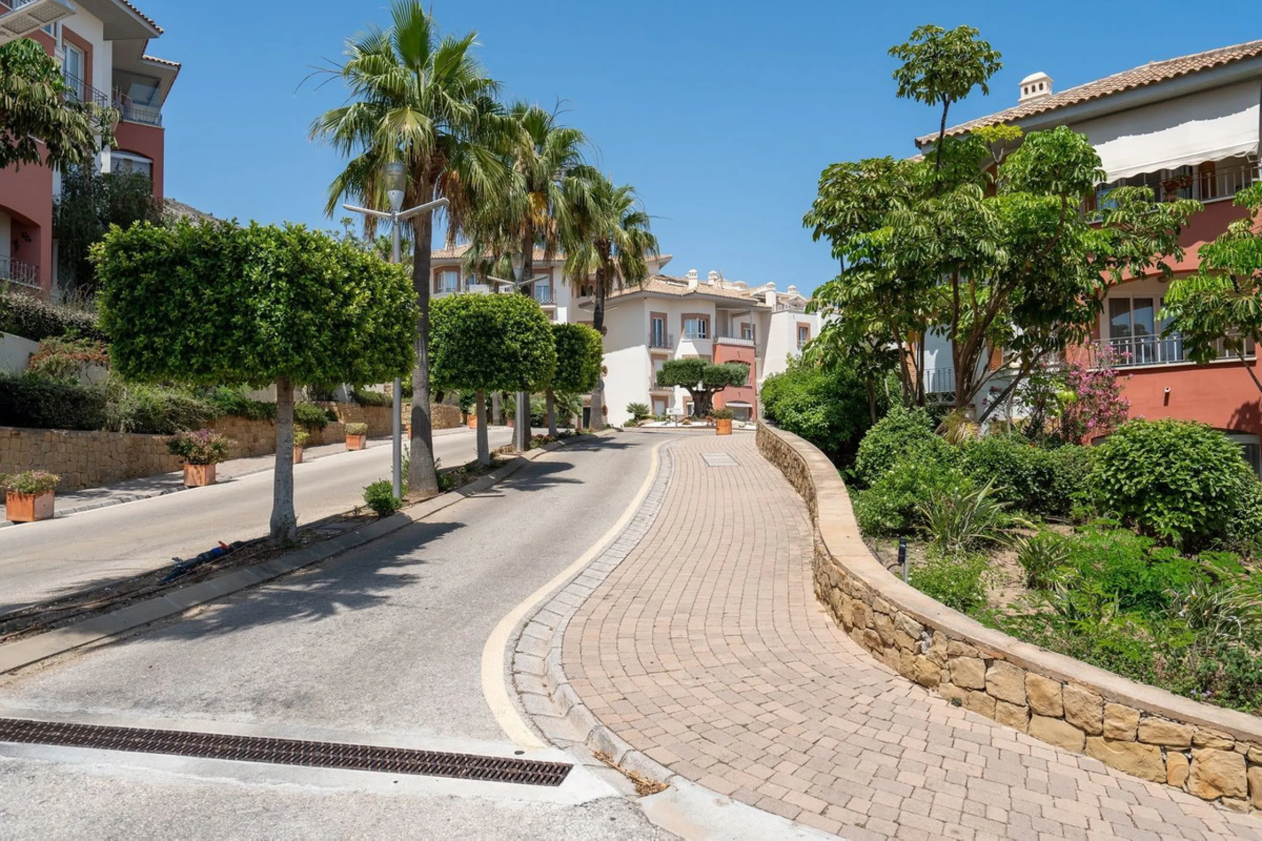 A bright, one-bedroom, one-bathroom apartment is for sale in the Sensara urbanisation in Benalmádena. Sensara is located midway between Arroyo de la Miel and Benalmádena Pueblo. The apartment offers beautiful views of the communal garden, golf course, mou