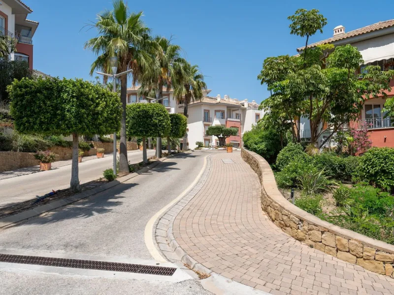 A bright, one-bedroom, one-bathroom apartment is for sale in the Sensara urbanisation in Benalmádena. Sensara is located midway between Arroyo de la Miel and Benalmádena Pueblo. The apartment offers beautiful views of the communal garden, golf course, mou