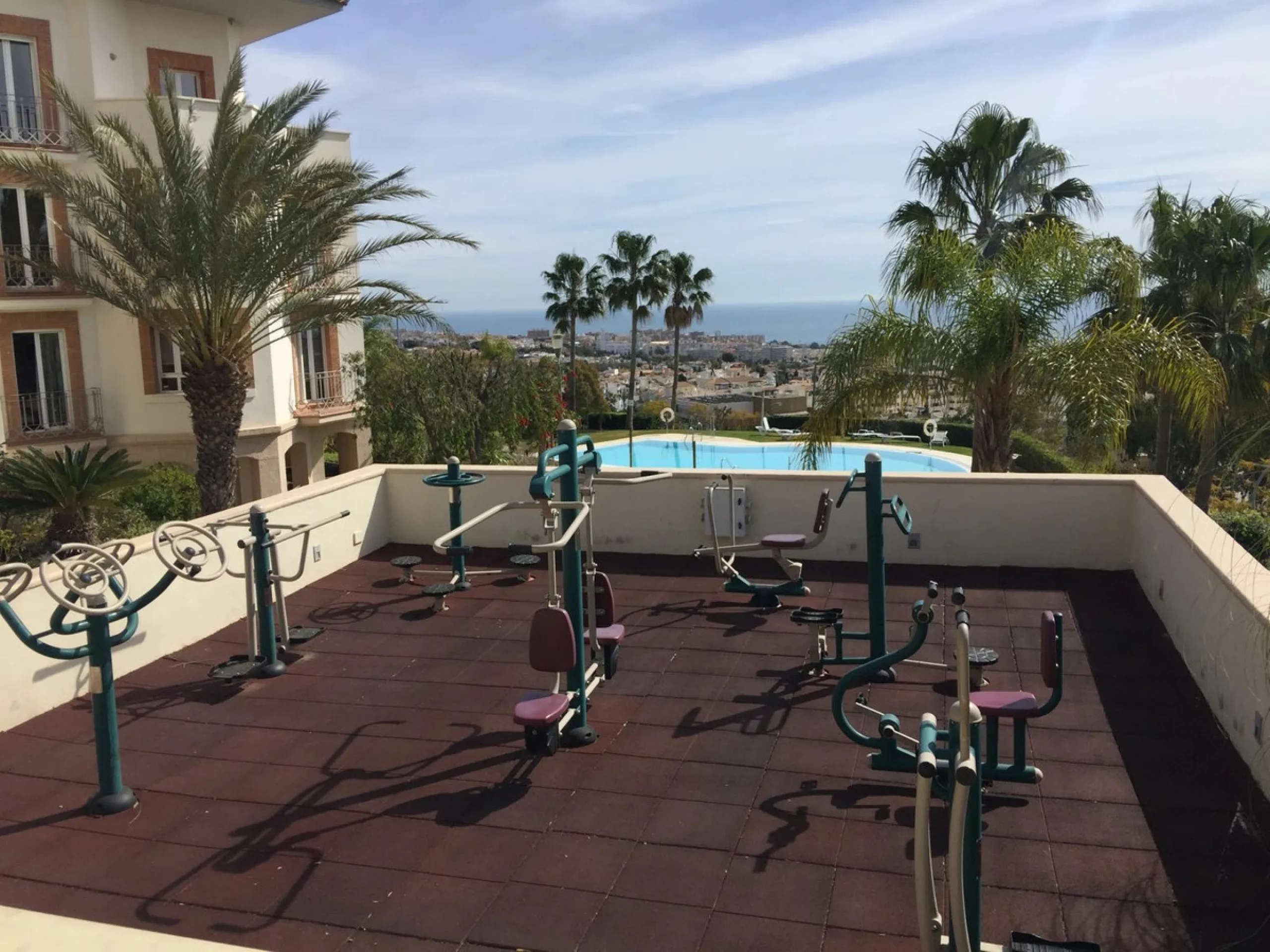 A bright, one-bedroom, one-bathroom apartment is for sale in the Sensara urbanisation in Benalmádena. Sensara is located midway between Arroyo de la Miel and Benalmádena Pueblo. The apartment offers beautiful views of the communal garden, golf course, mou
