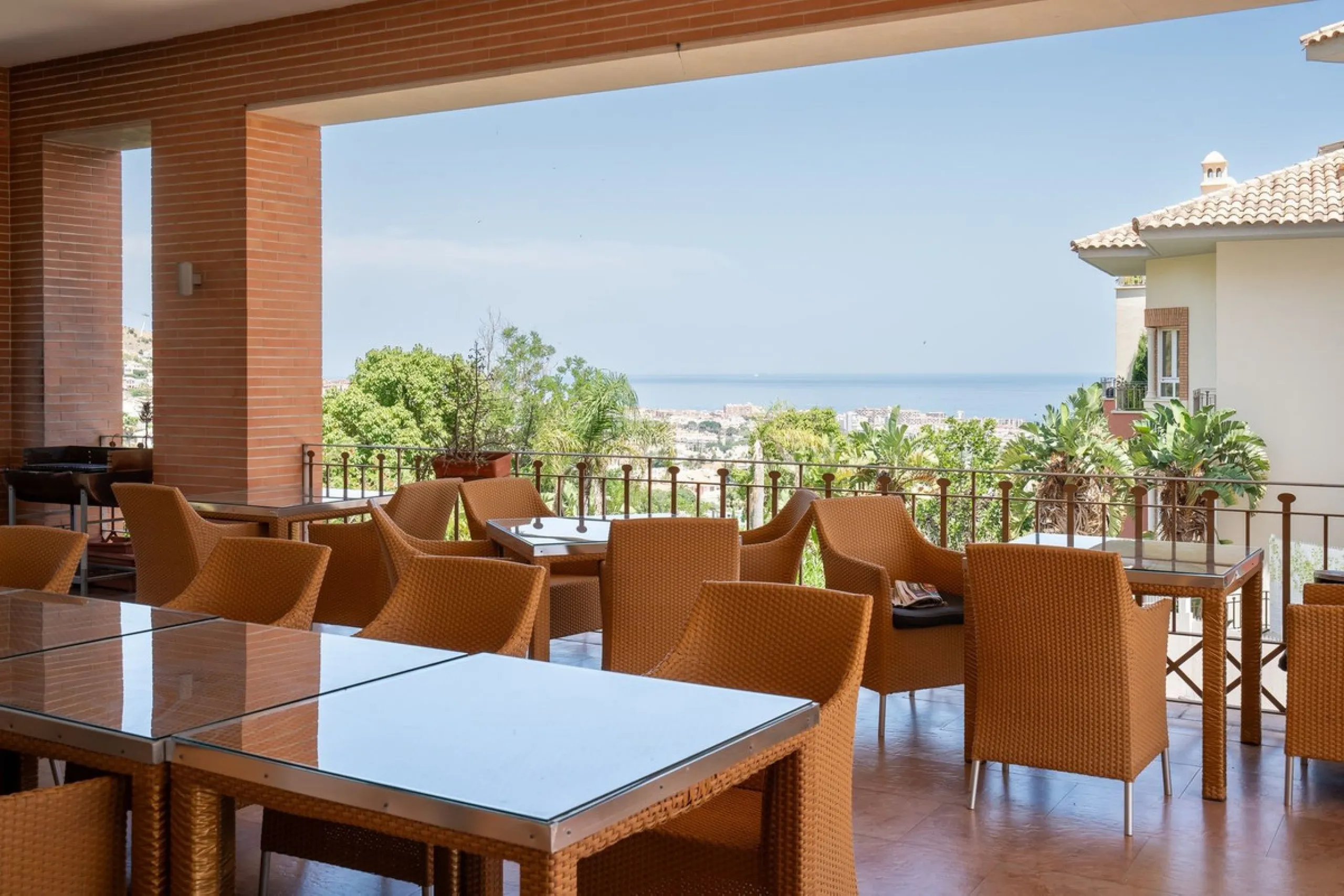 A bright, one-bedroom, one-bathroom apartment is for sale in the Sensara urbanisation in Benalmádena. Sensara is located midway between Arroyo de la Miel and Benalmádena Pueblo. The apartment offers beautiful views of the communal garden, golf course, mou