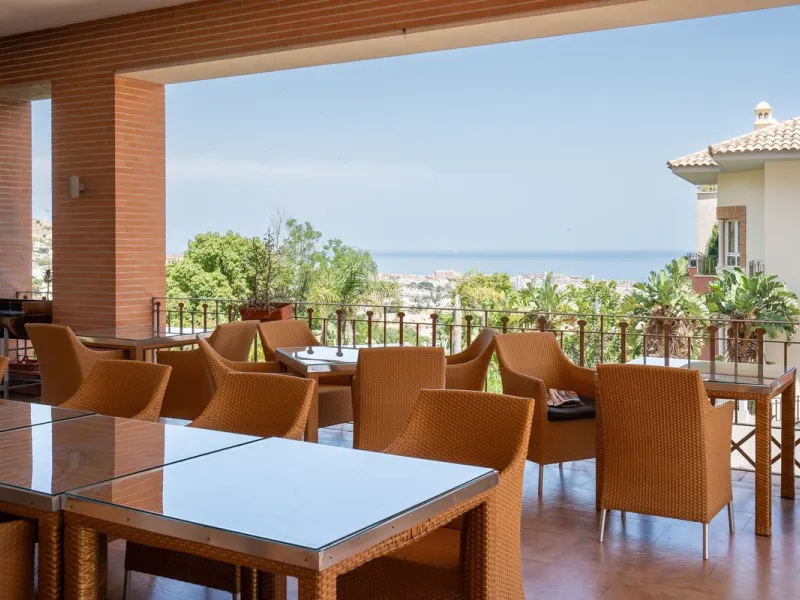 A bright, one-bedroom, one-bathroom apartment is for sale in the Sensara urbanisation in Benalmádena. Sensara is located midway between Arroyo de la Miel and Benalmádena Pueblo. The apartment offers beautiful views of the communal garden, golf course, mou