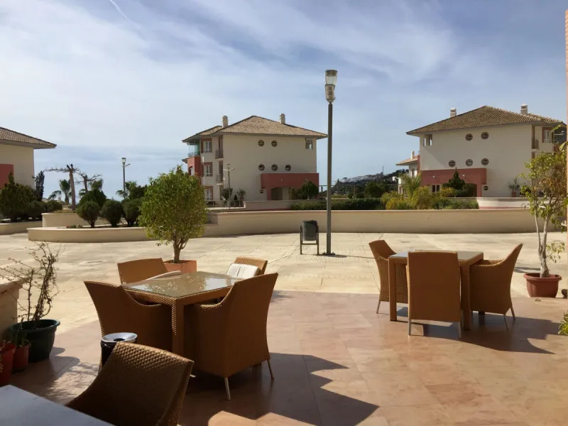 A bright, one-bedroom, one-bathroom apartment is for sale in the Sensara urbanisation in Benalmádena. Sensara is located midway between Arroyo de la Miel and Benalmádena Pueblo. The apartment offers beautiful views of the communal garden, golf course, mou