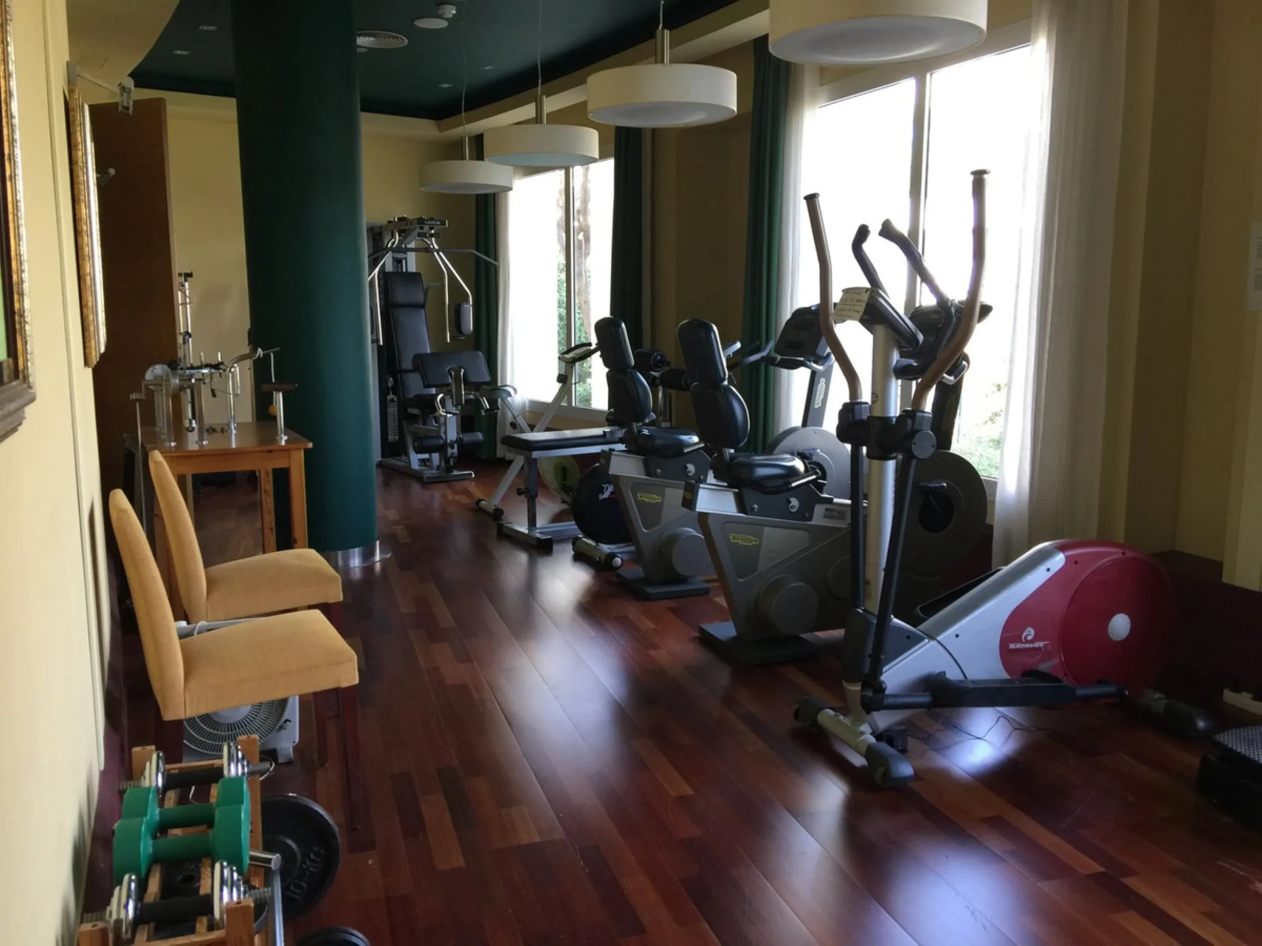 A bright, one-bedroom, one-bathroom apartment is for sale in the Sensara urbanisation in Benalmádena. Sensara is located midway between Arroyo de la Miel and Benalmádena Pueblo. The apartment offers beautiful views of the communal garden, golf course, mou