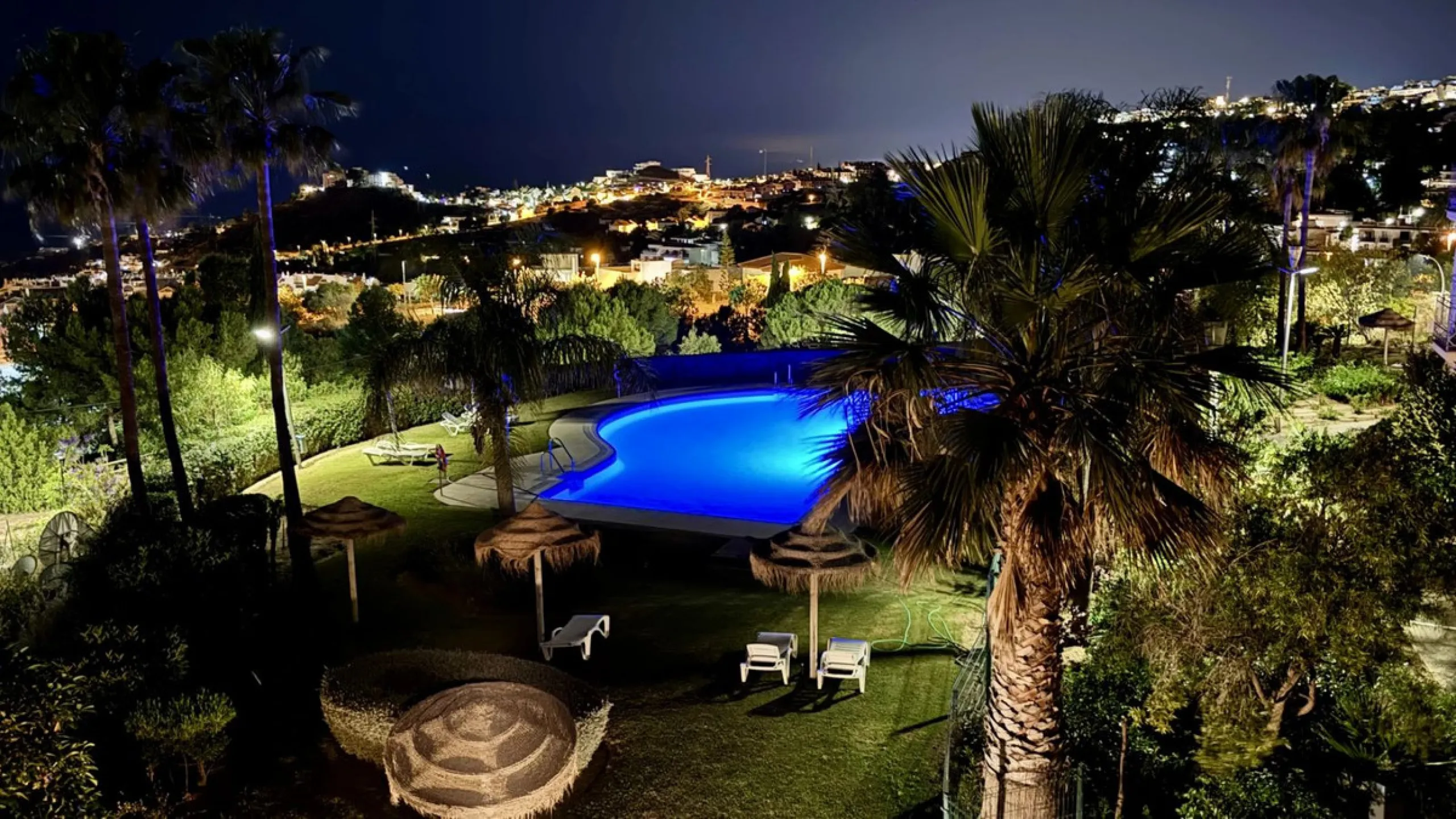 A bright, one-bedroom, one-bathroom apartment is for sale in the Sensara urbanisation in Benalmádena. Sensara is located midway between Arroyo de la Miel and Benalmádena Pueblo. The apartment offers beautiful views of the communal garden, golf course, mou