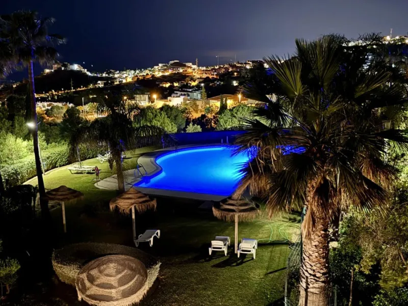 A bright, one-bedroom, one-bathroom apartment is for sale in the Sensara urbanisation in Benalmádena. Sensara is located midway between Arroyo de la Miel and Benalmádena Pueblo. The apartment offers beautiful views of the communal garden, golf course, mou