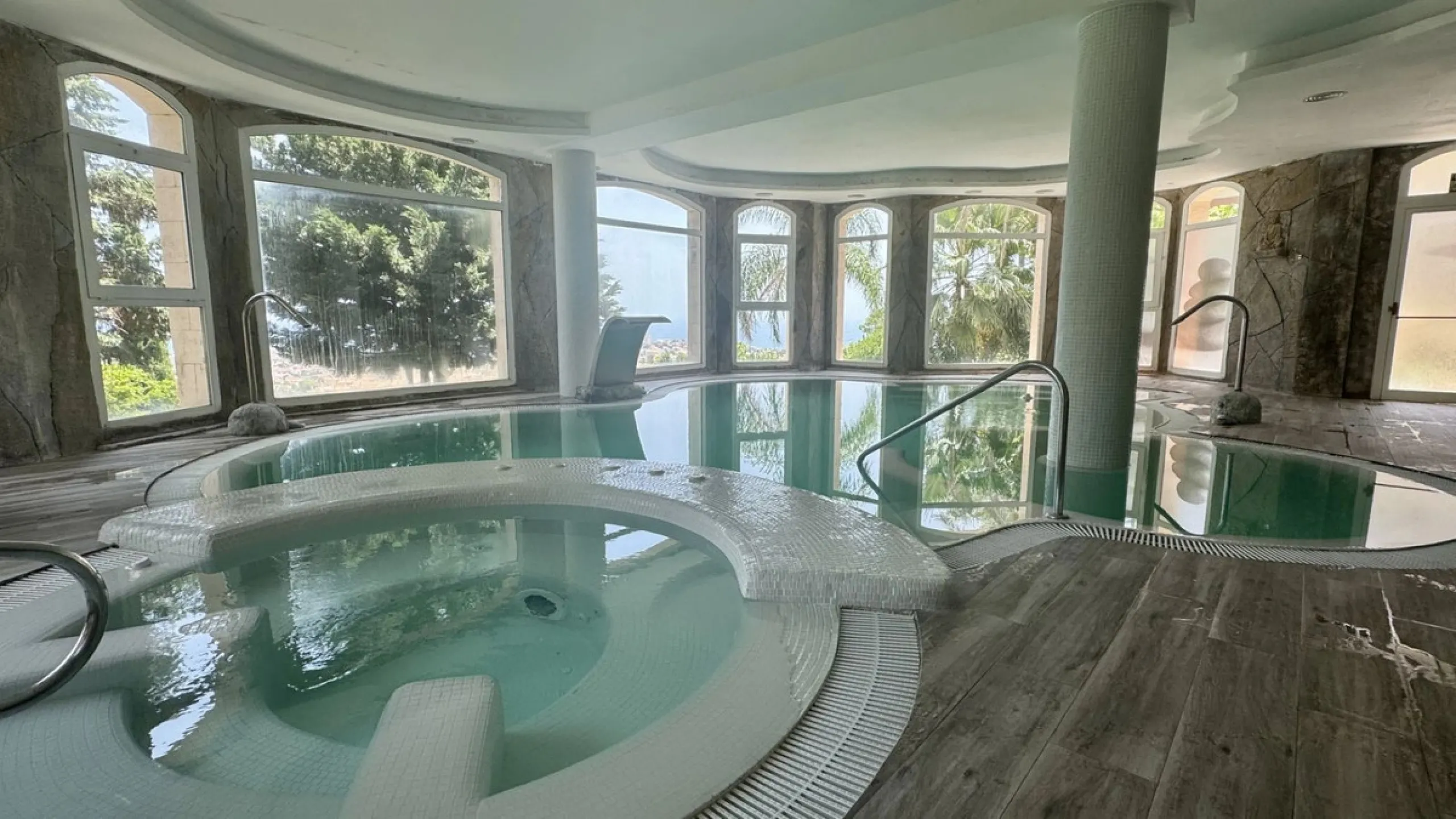 A bright, one-bedroom, one-bathroom apartment is for sale in the Sensara urbanisation in Benalmádena. Sensara is located midway between Arroyo de la Miel and Benalmádena Pueblo. The apartment offers beautiful views of the communal garden, golf course, mou