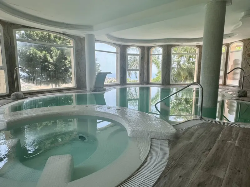 A bright, one-bedroom, one-bathroom apartment is for sale in the Sensara urbanisation in Benalmádena. Sensara is located midway between Arroyo de la Miel and Benalmádena Pueblo. The apartment offers beautiful views of the communal garden, golf course, mou